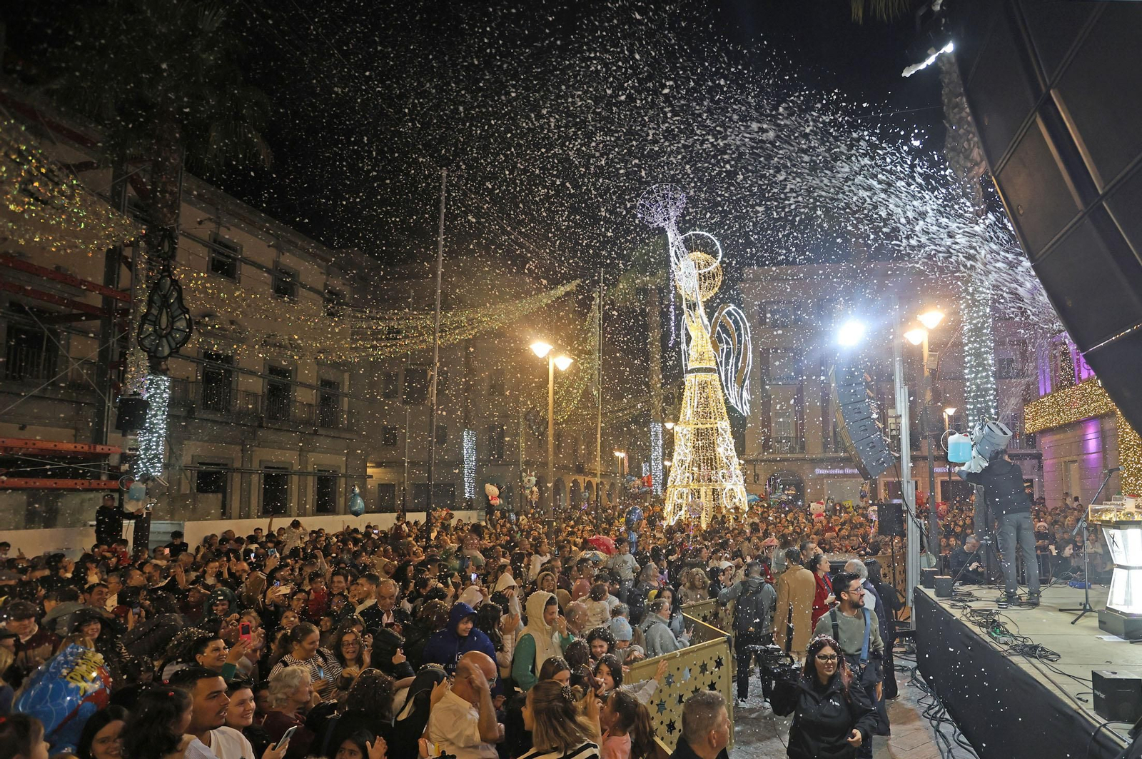 Imágenes de la nevada y alumbrado navideño en Huelva