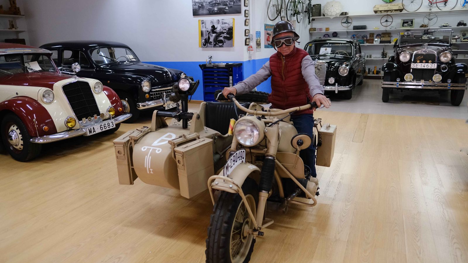 Leocadio Corbacho con su BMW de la Segunda Guerra Mundial y parte de su colección.