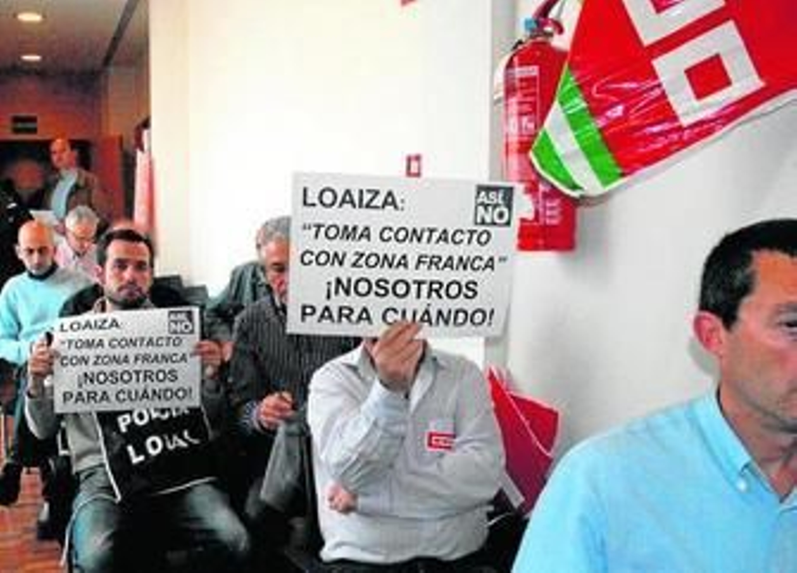 Representantes sindicales, en el pleno del viernes, protestan por las medidas del plan de ajuste.