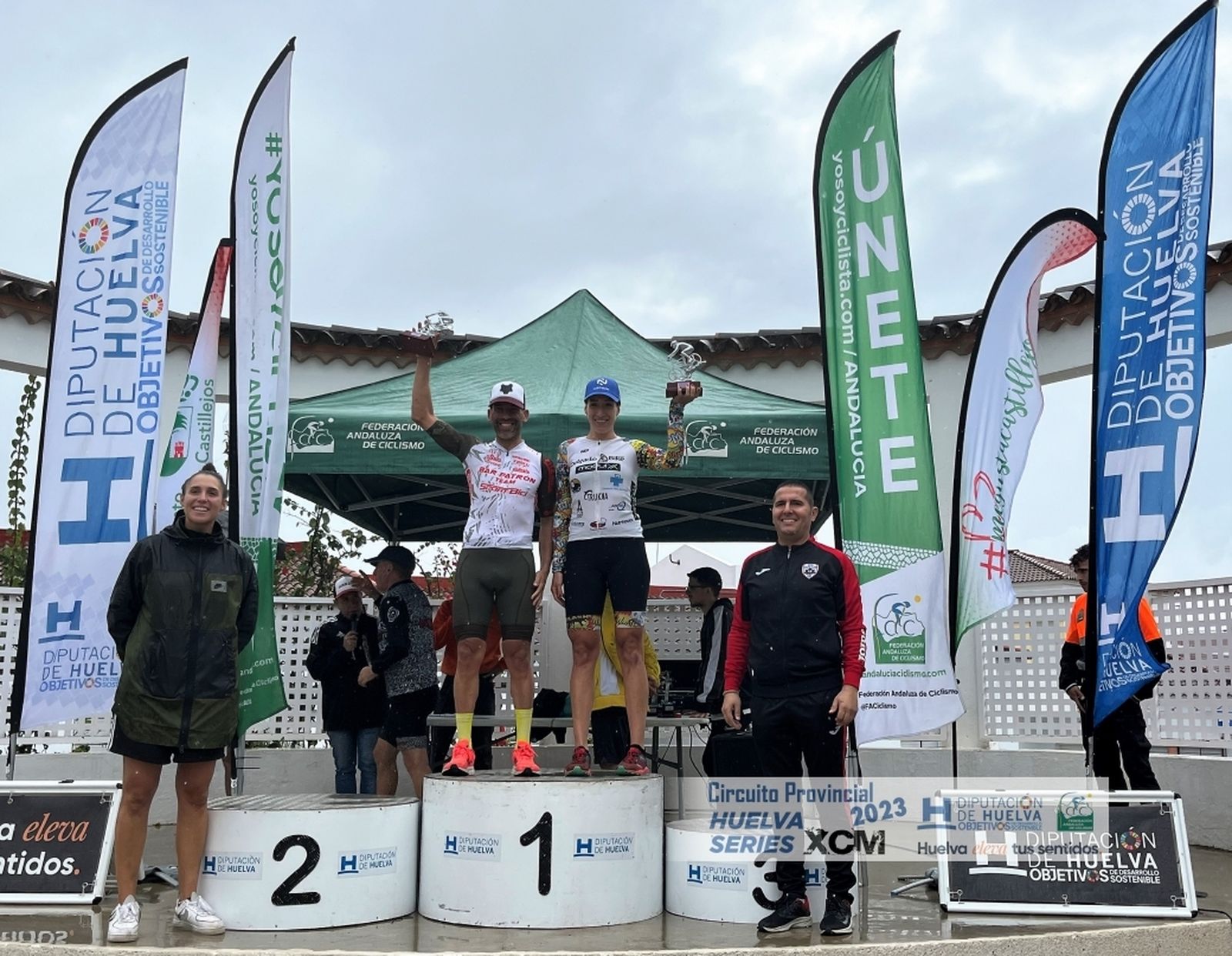Los corredores Javier Macías y Sara Caballero en el pódium