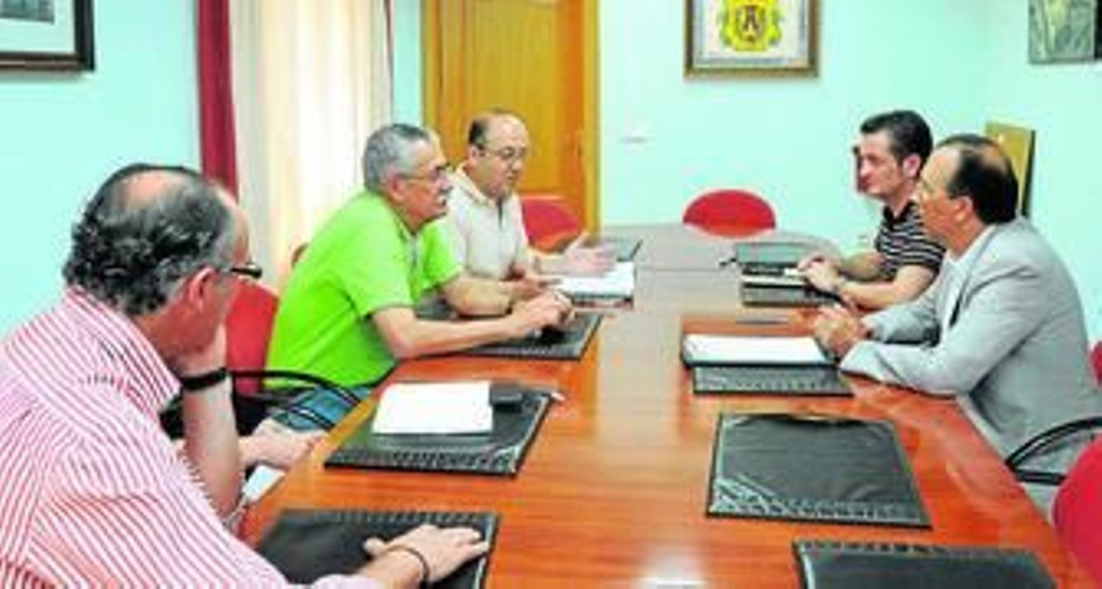 El alcalde, Juan Montedeoca, y el delegado de Urbanismo, Alfonso Pecino, reunidos con el ISE.