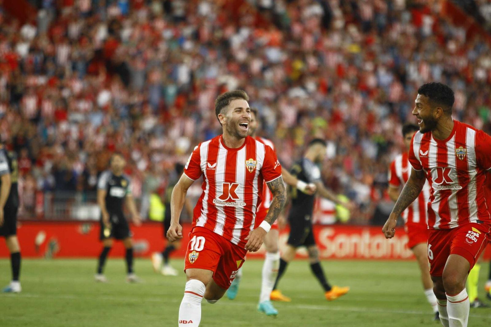 Embarba celebra su gol frente al Elche, segundo de los rojiblancos.