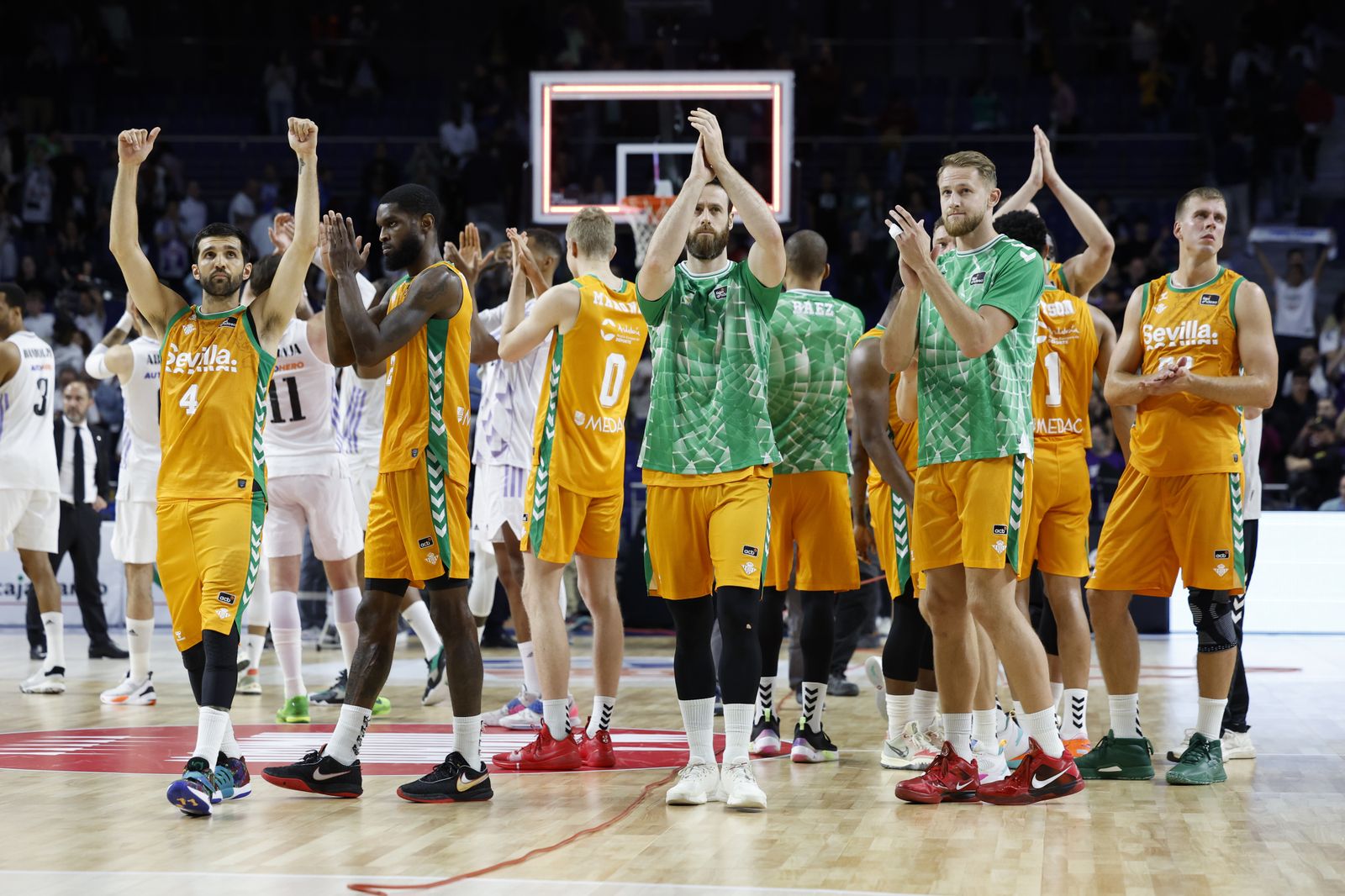 Los jugadores del Betis Baloncesto aplauden a la grada tras consumar su descenso frente al Real Madrid.