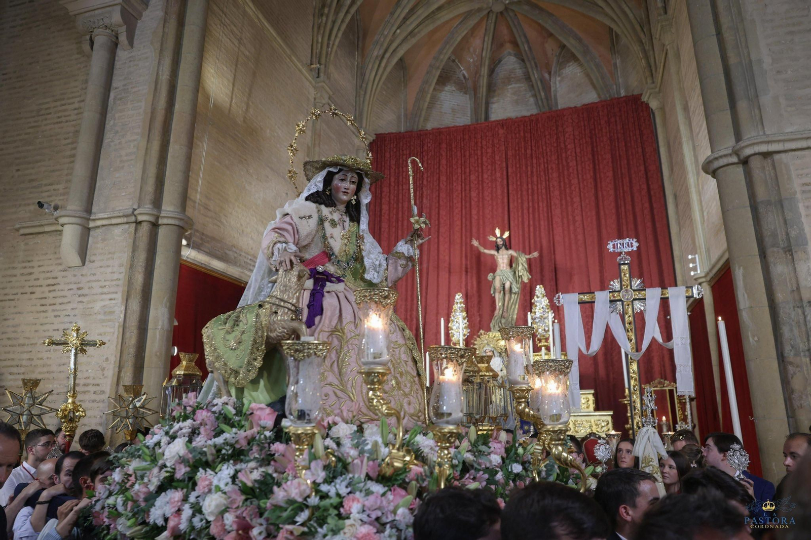 La Pastora ante el Señor de la Resurrección en Santa Marina