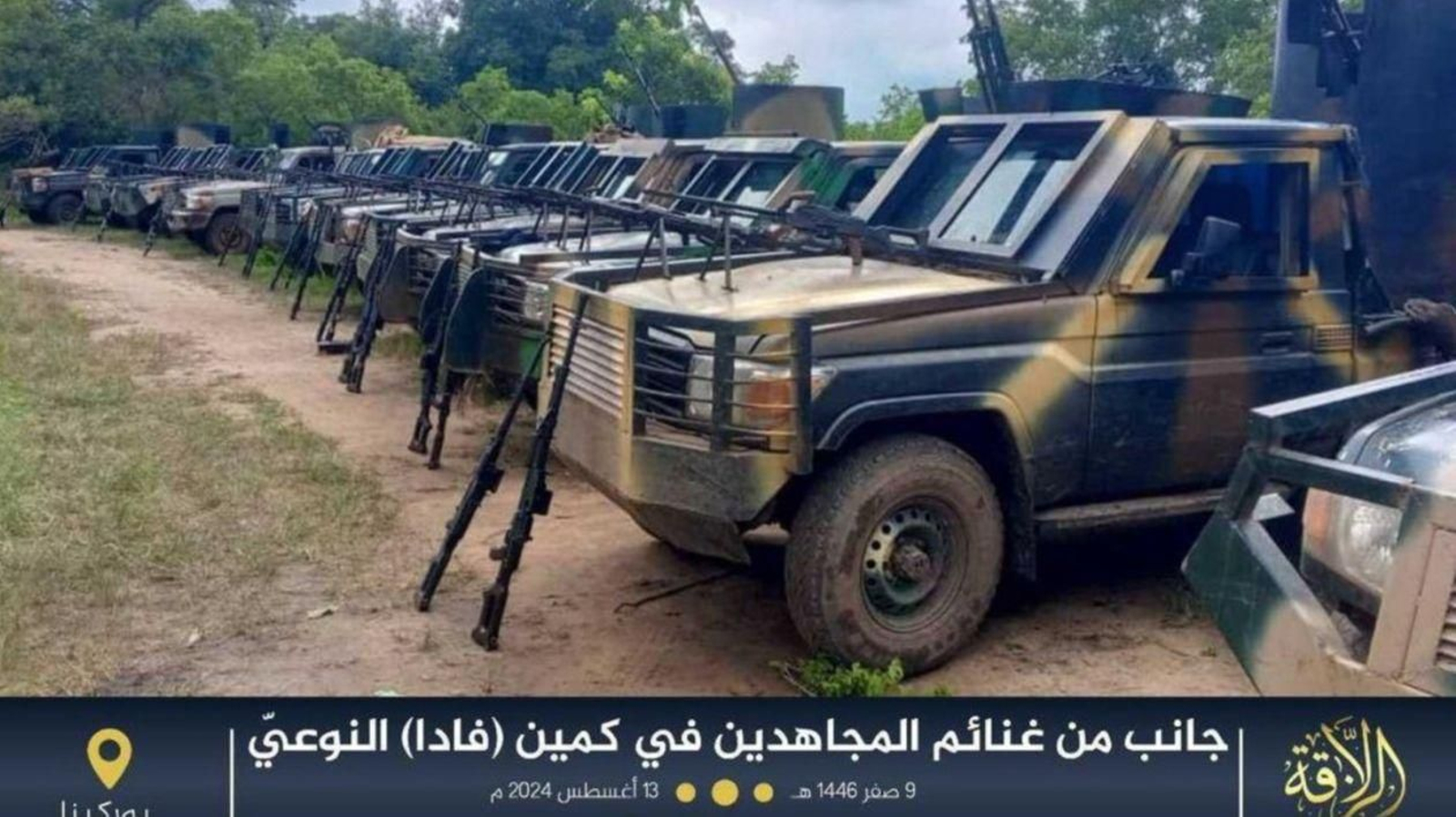 Todoterrenos militares en Burkina Faso, en una imagen difundida por una web yihadista, cuyo logotipo es el símbolo de Al Andalus.