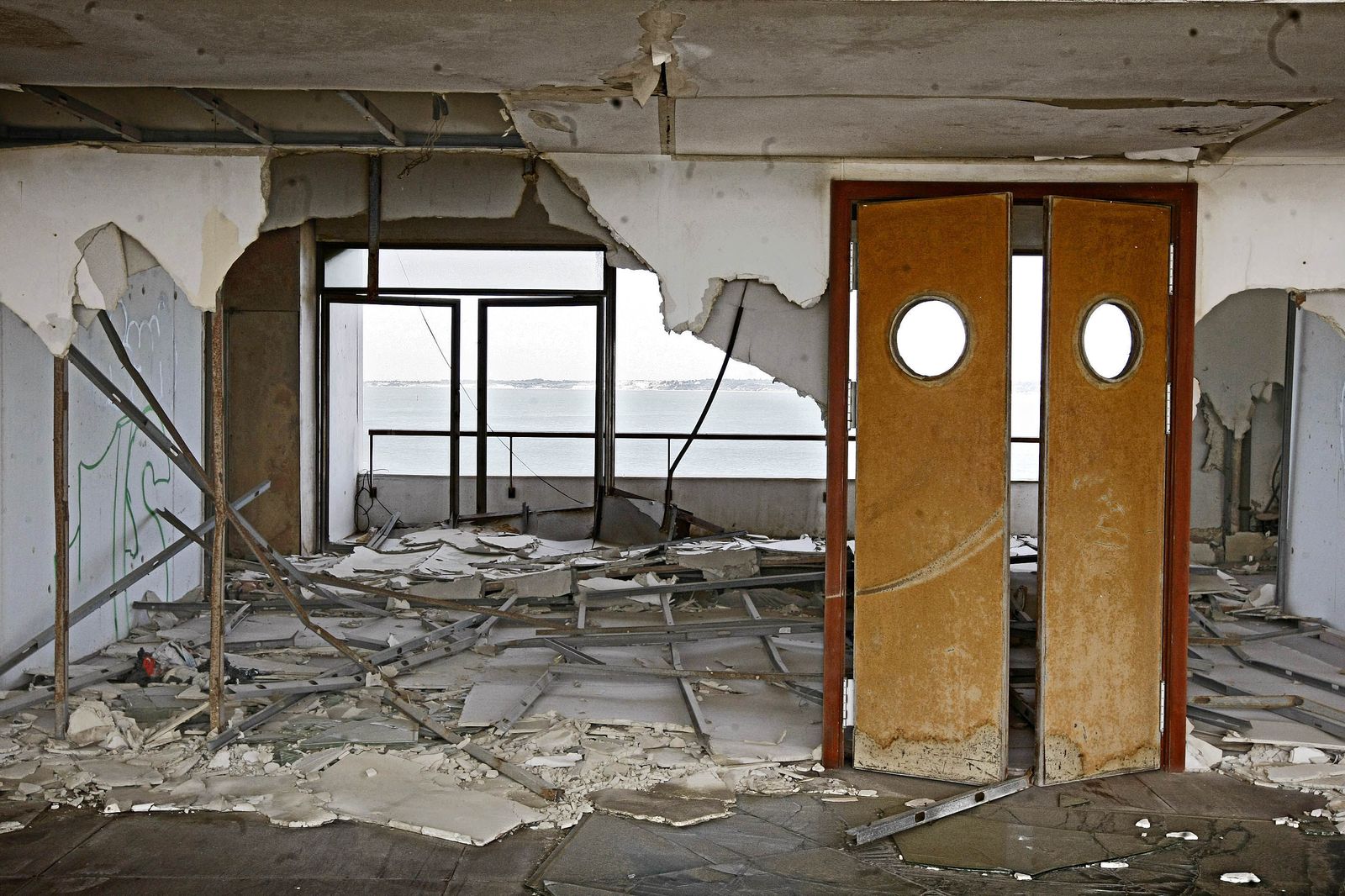 Estado de deterioro actual del edificio que pretendía ser la Ciudad del Mar.