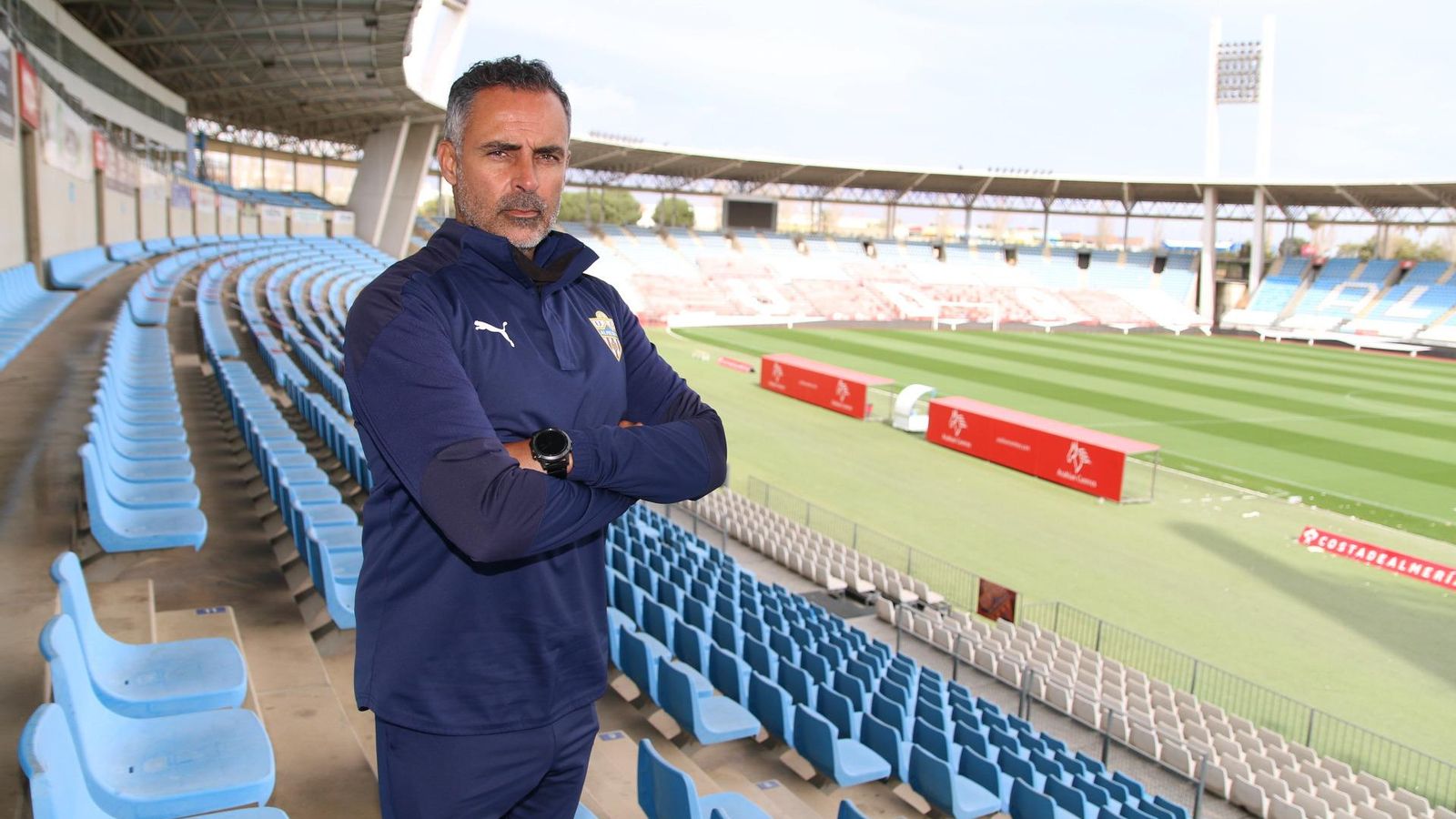 El técnico luso en el graderío del estadio, que todavía no ha podido ver con público