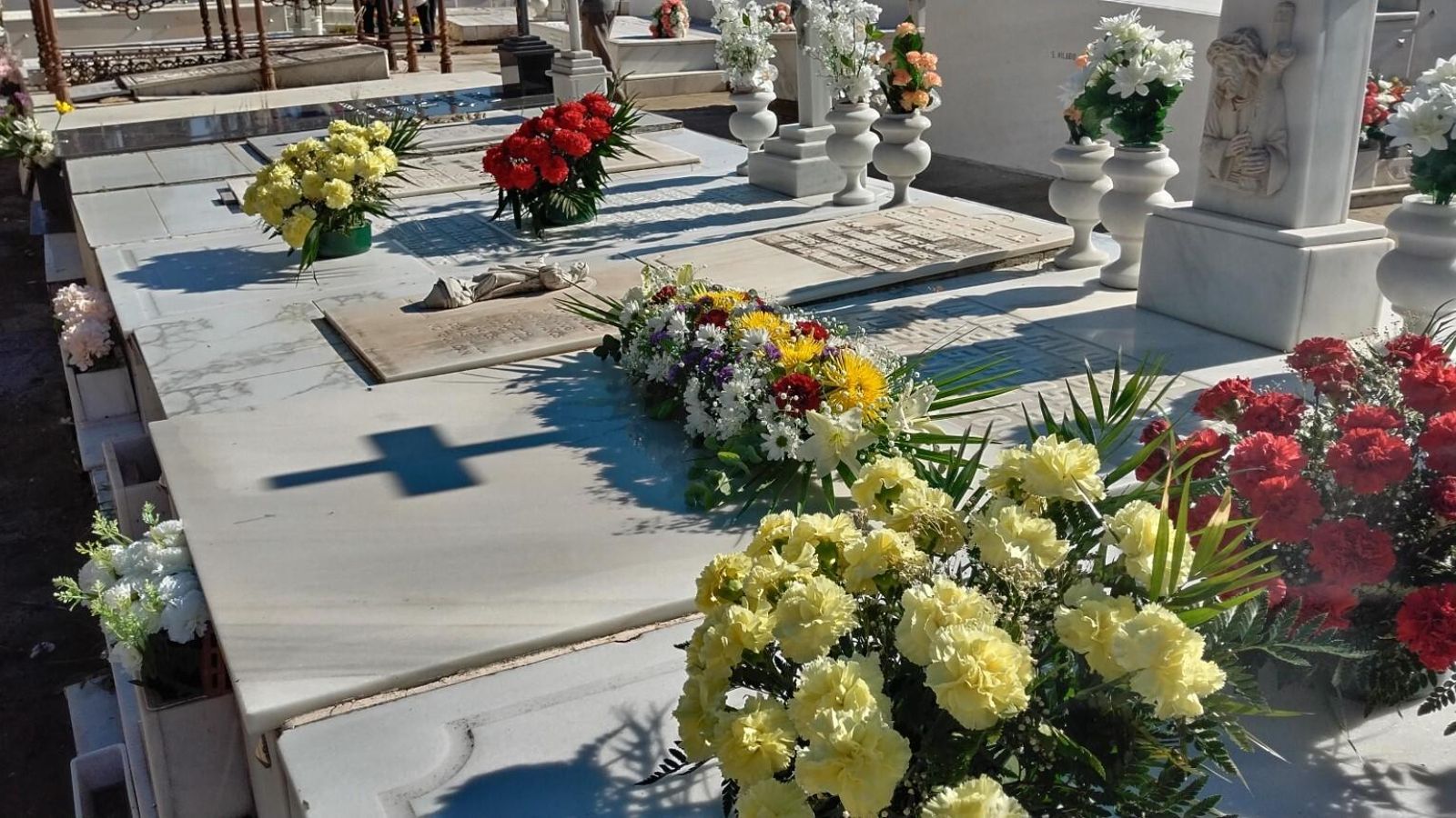 Sepulturas con flores recién puestas en el cementerio.