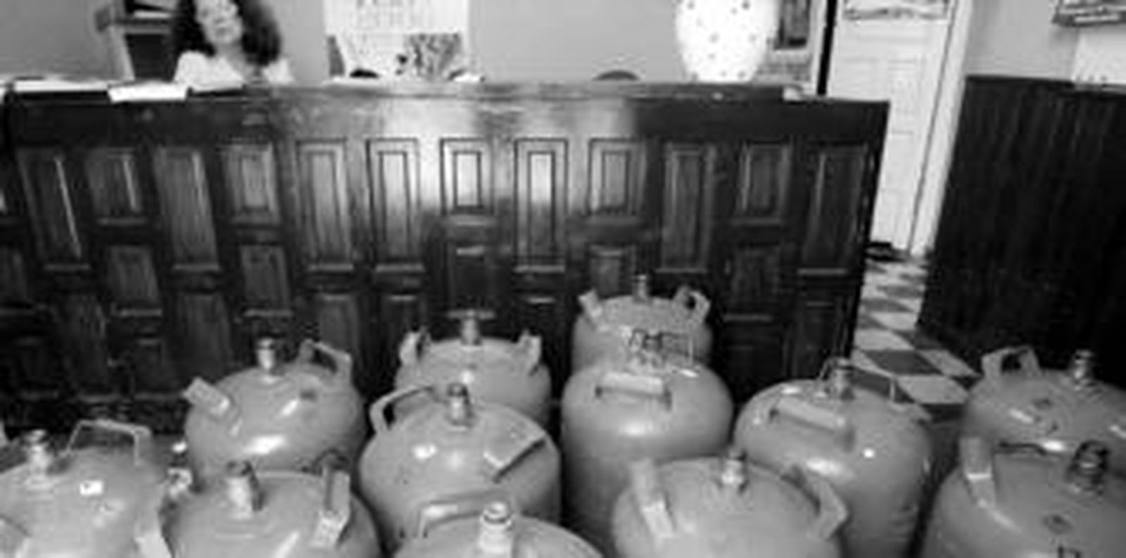 Decenas de bombonas de butano vacías agolpadas en las oficinas de Puerto Real, donde los ciudadanos acudieron para hacerse con alguna botella.