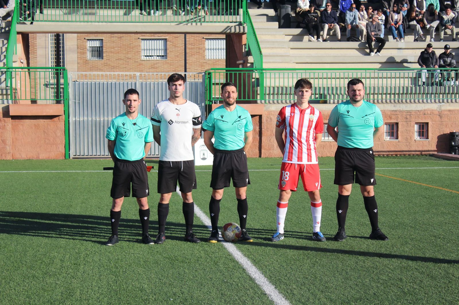 Los capitanes del Almería juvenil y La Cañada posan con el trío arbitral antes del comienzo del derbi almeriense.