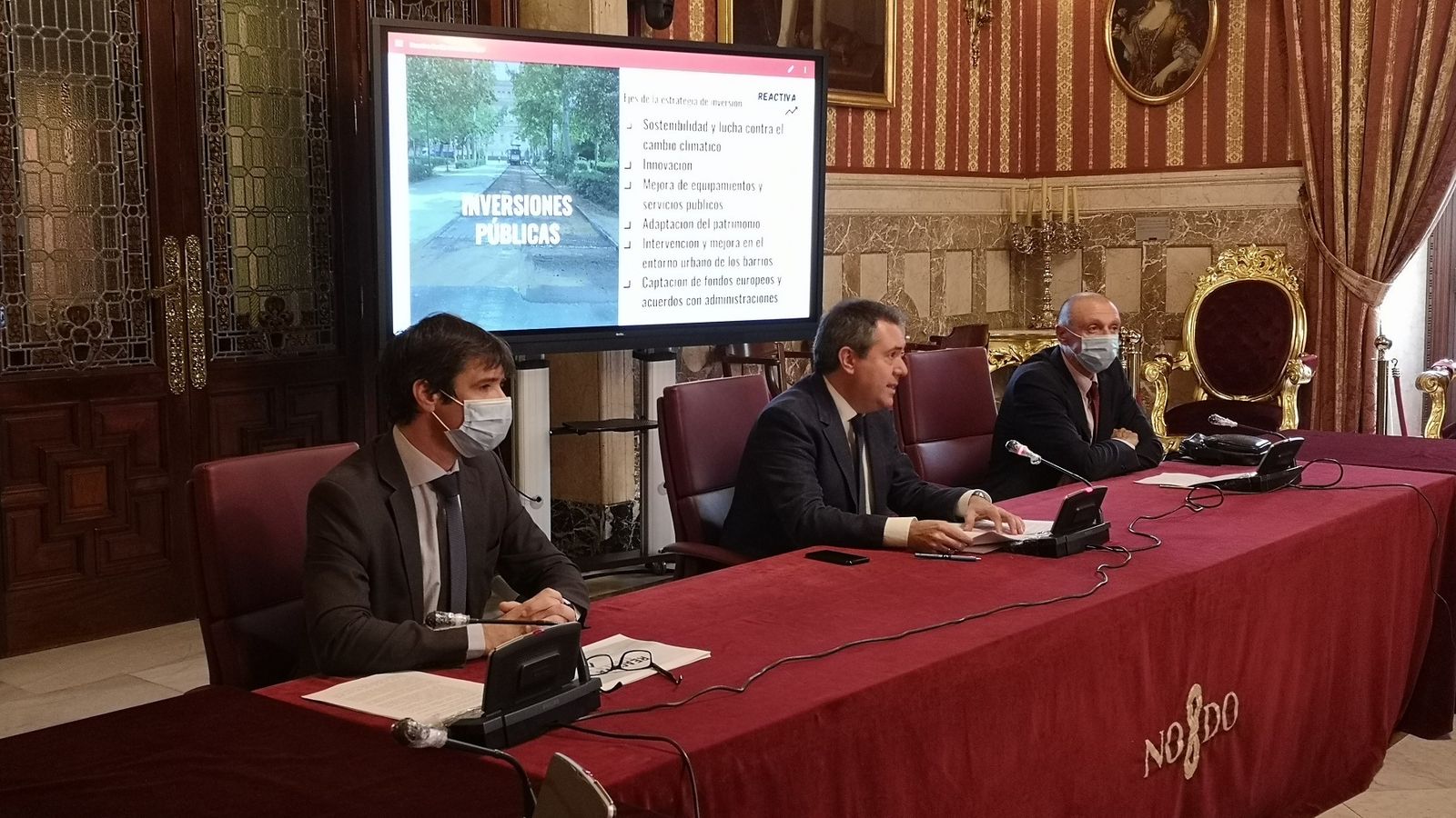 Espadas flanqueado por Guevara y Palop.