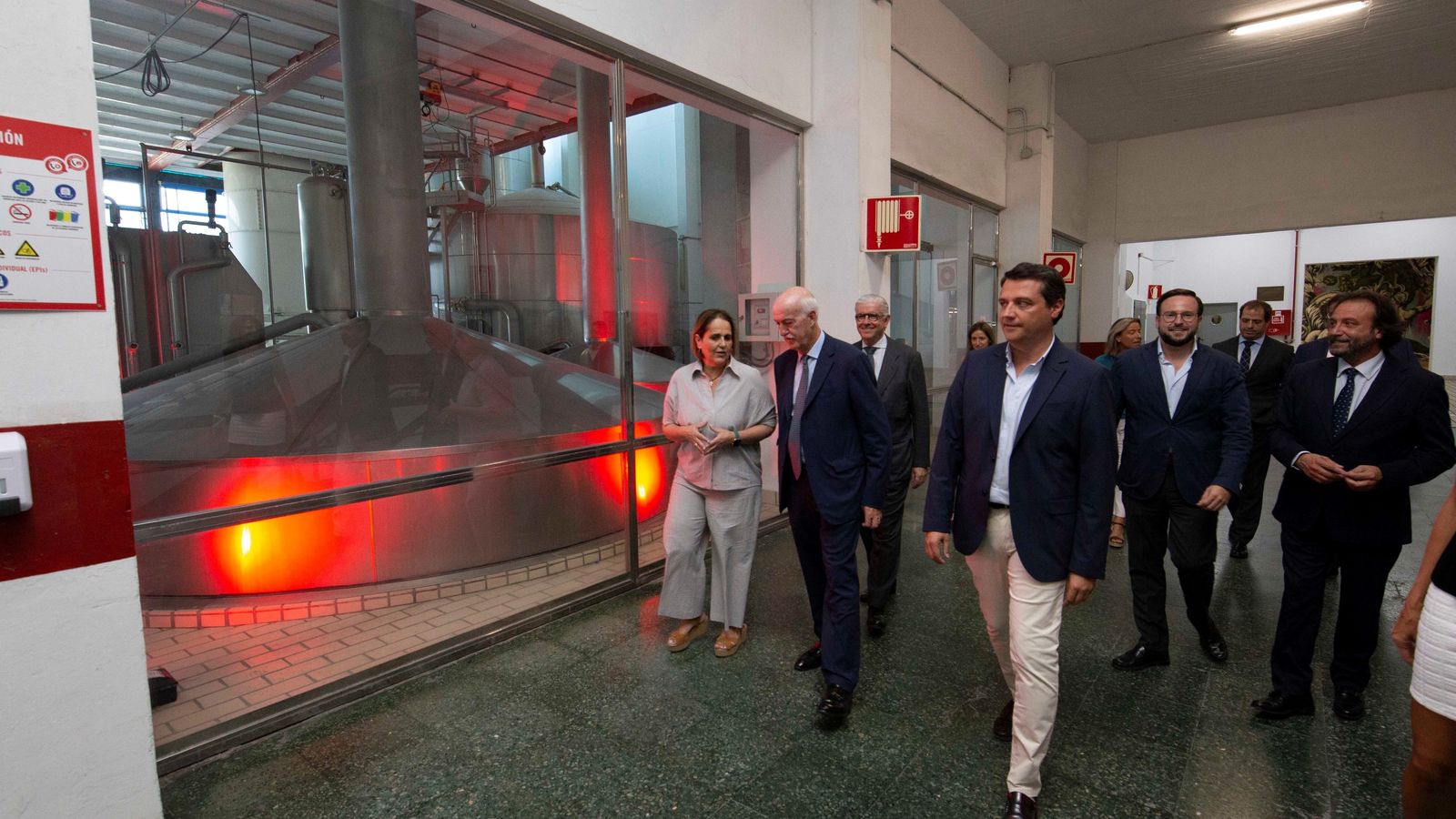 El alcalde de la ciudad encabeza el paseo por la fábrica de la compañía cervecera.