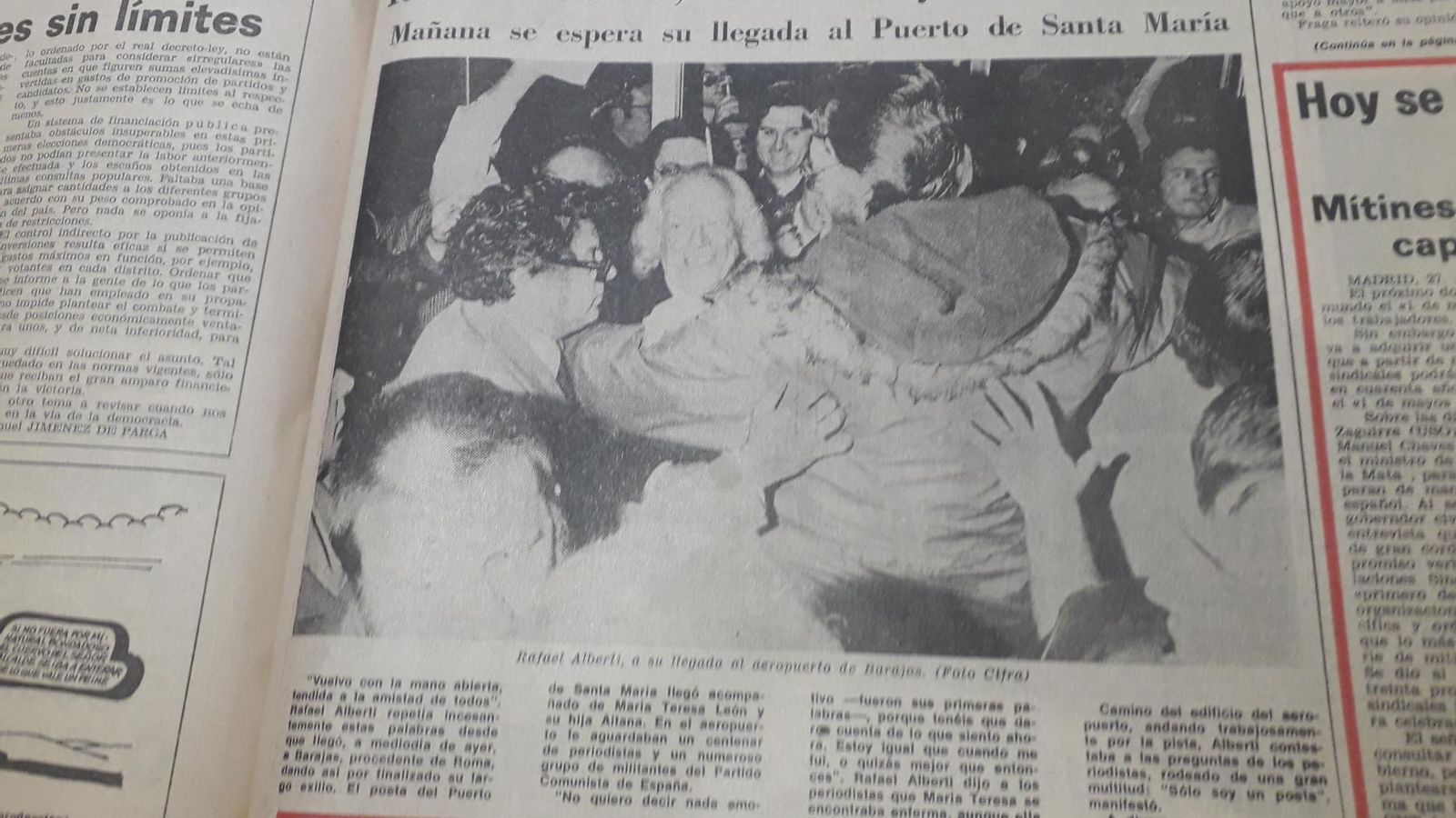 Multitudinario recibimiento a Alberti tras aterrizar en Madrid el 27 de abril de 1977 Multitudinario recibimiento a Alberti tras aterrizar en Madrid el 27 de abril de 1977
