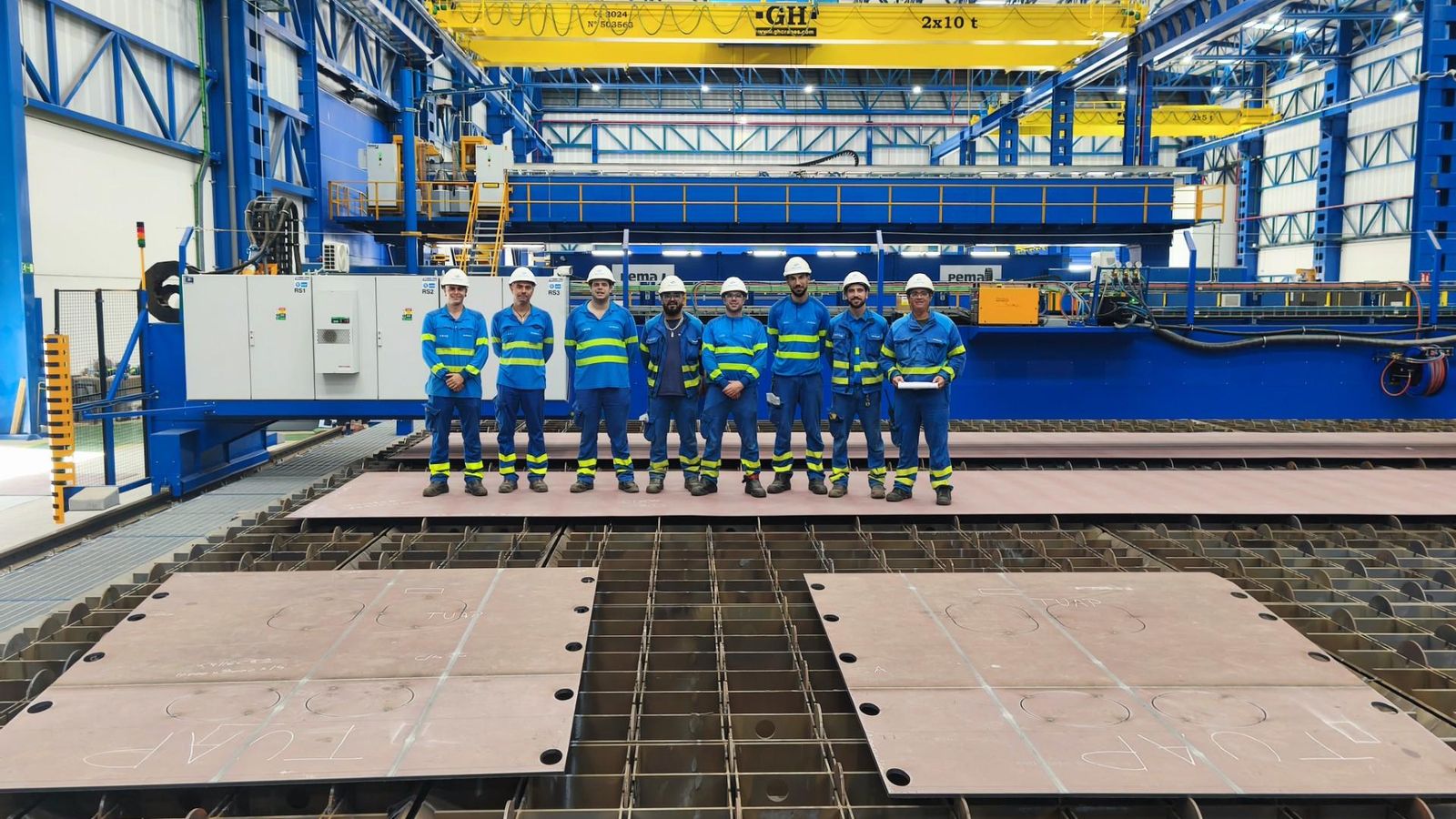 Los primeros paneles planos para los bloques de los actuales proyectos con el equipo del taller de Navantia San Fernando.