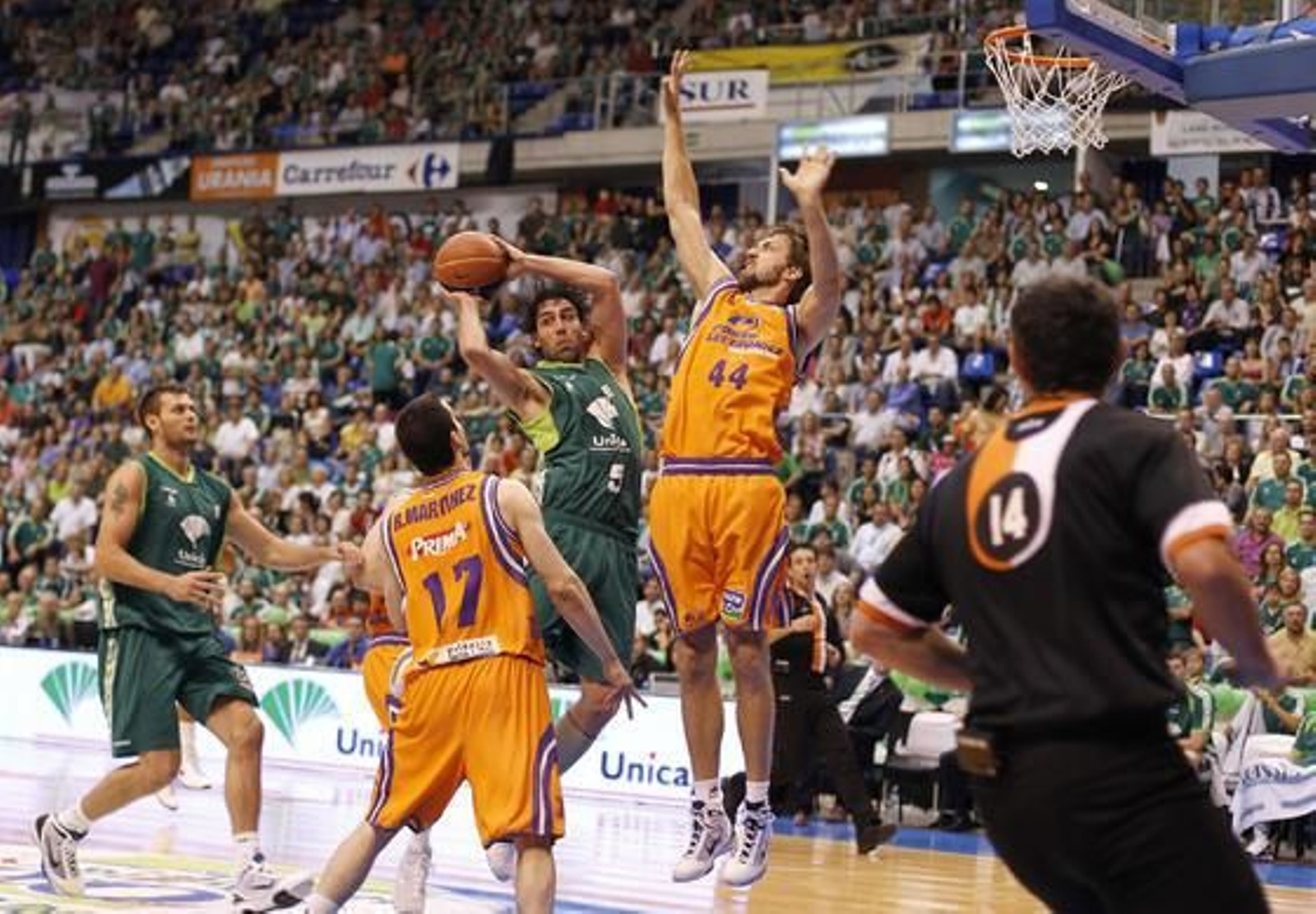 El Unicaja se mete en semifinales de los play-off de la ACB tras ganar en dos partidos al Power Electronics Valencia. / Sergio Camacho