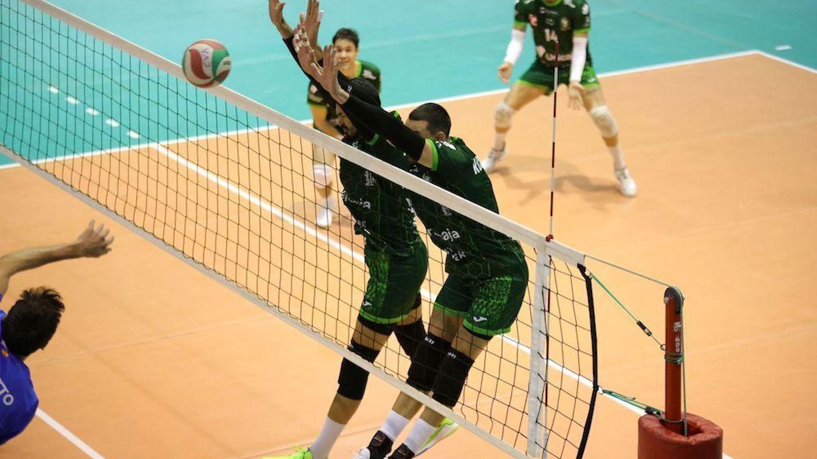 Bloqueo de los ahorradores en una acción del encuentro ante los melillenses.