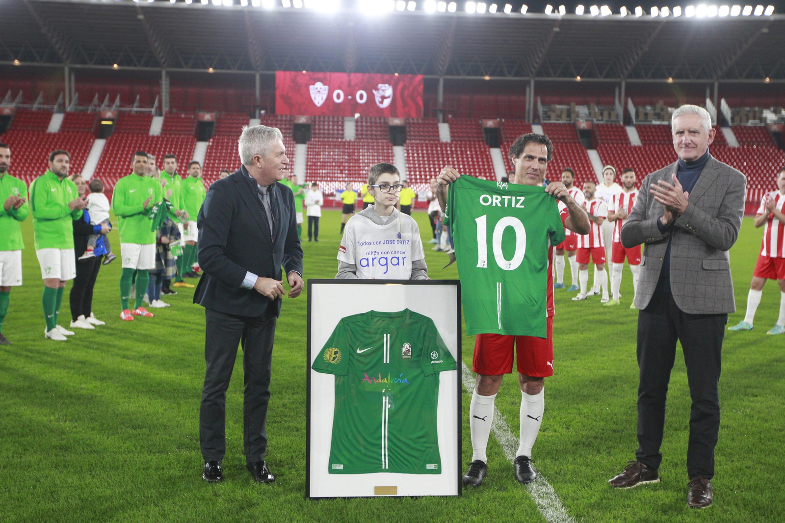 Imágenes del partido homenaje al 'eterno' capitán de la U.D. Almería, José Ortiz