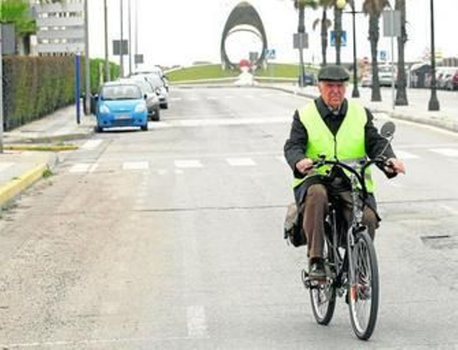 Una persona circula por La Línea en bicicleta, en una imagen tomada a principios de año.