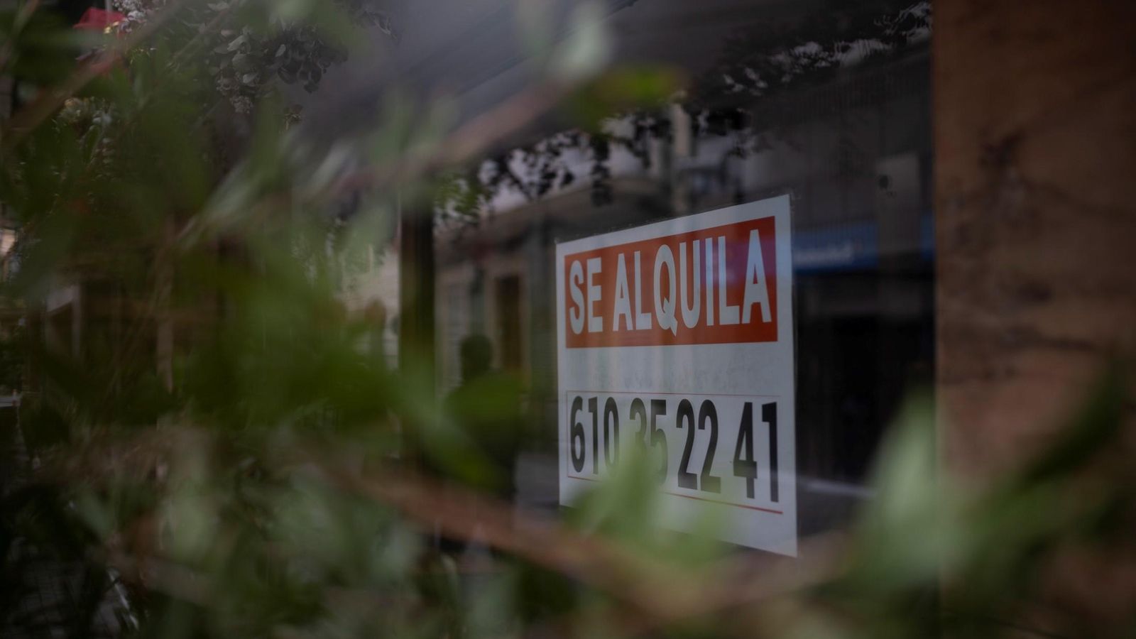 Cartel de 'Se Alquila' en un piso de la capital onubense.