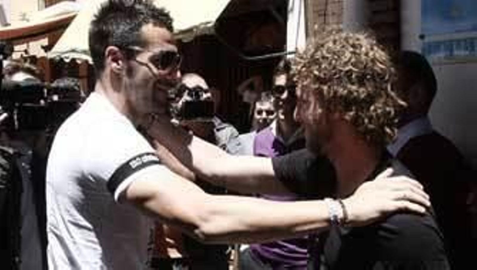 Negredo saluda a Cañas al llegar a la gala de premios Onda Cero. / José Ángel García