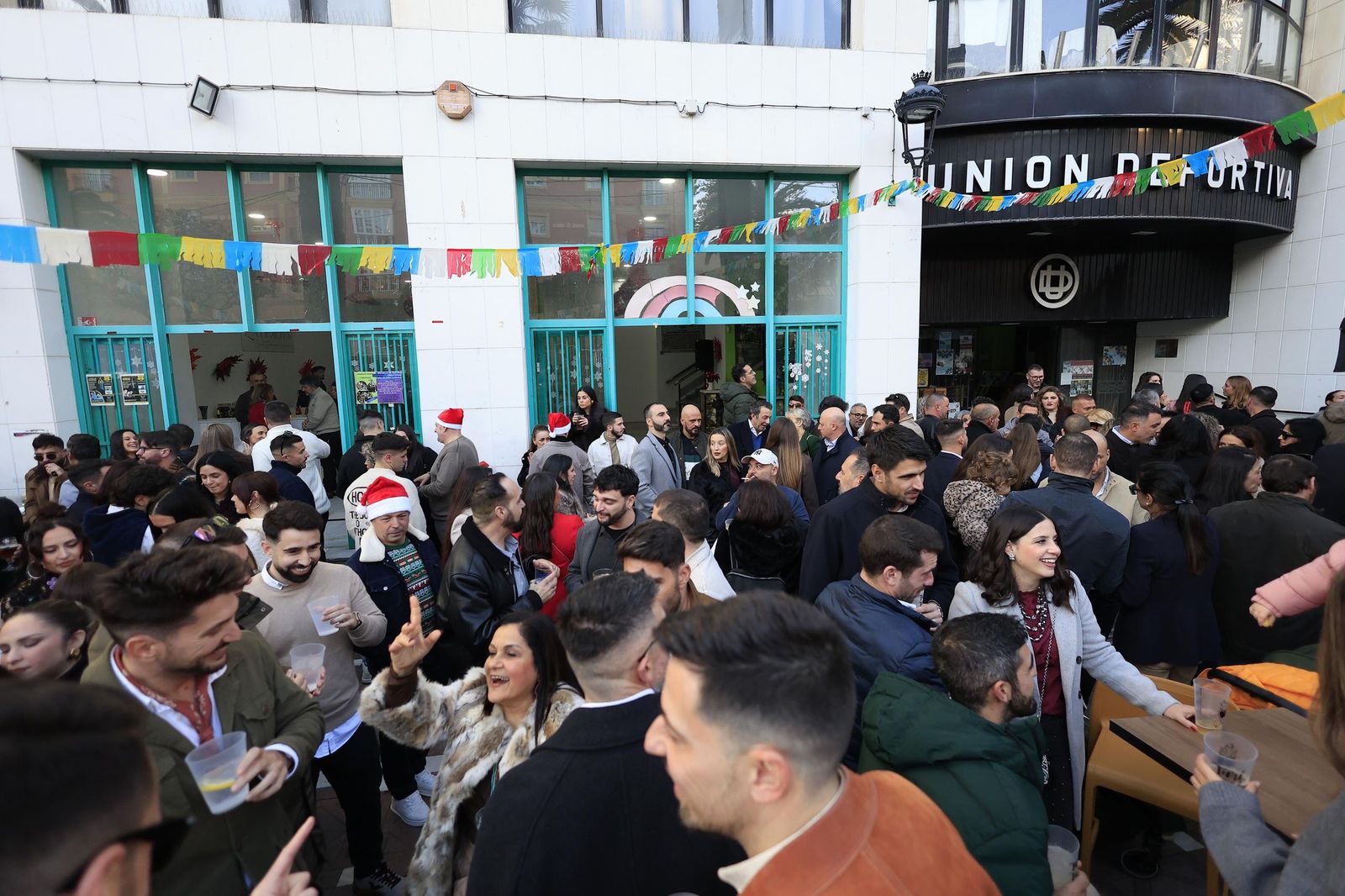 La Línea explota de gente en la tardebuena más animada, en imágenes