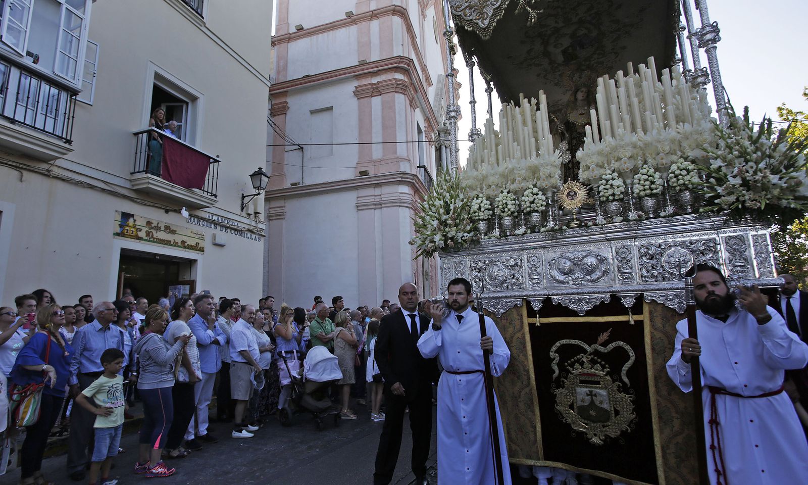 Devotos contemplando a la Virgen del Carmen en su paso de palio tras su salida de la iglesia.