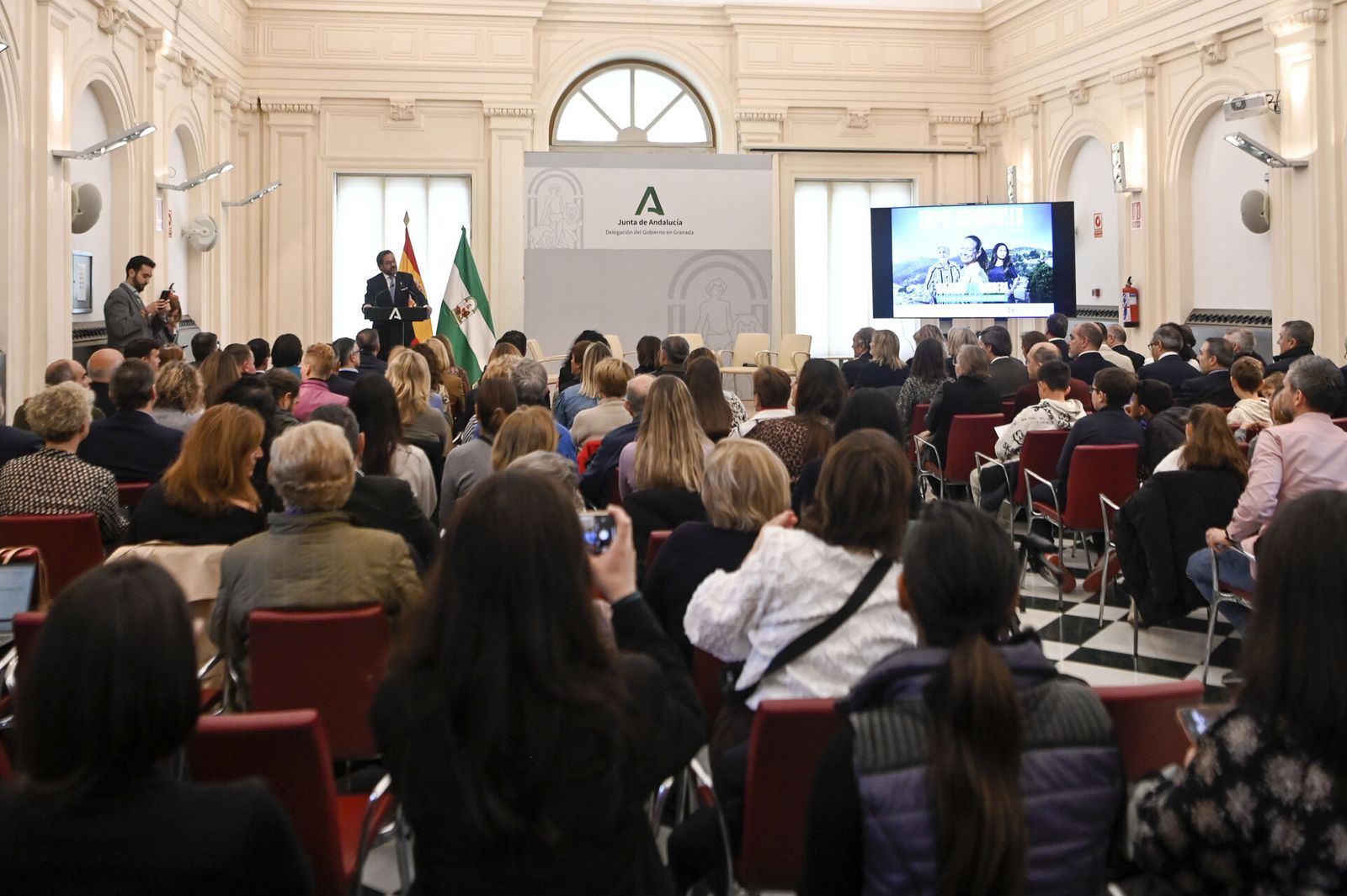 La Junta reconoce en Granada a las mujeres que "llevan muchos años abriéndose camino"