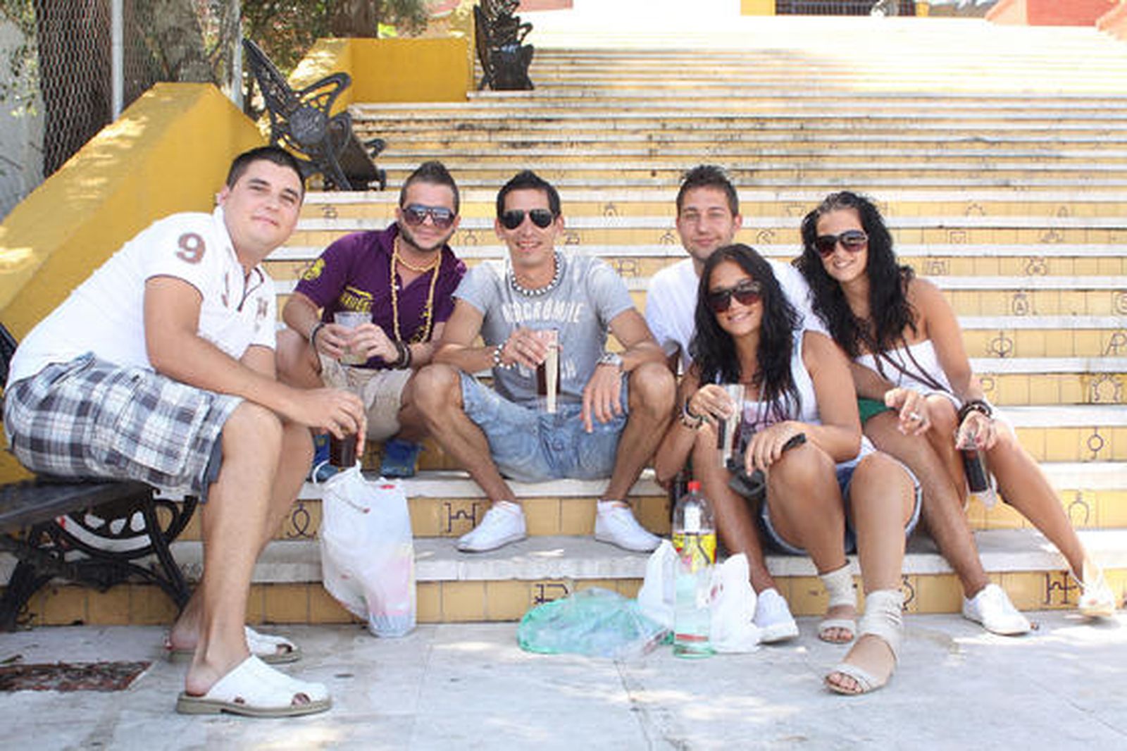 Los algecireños viven intensamente la jornada del sábado en la Feria. 

Foto: Vanessa Perez