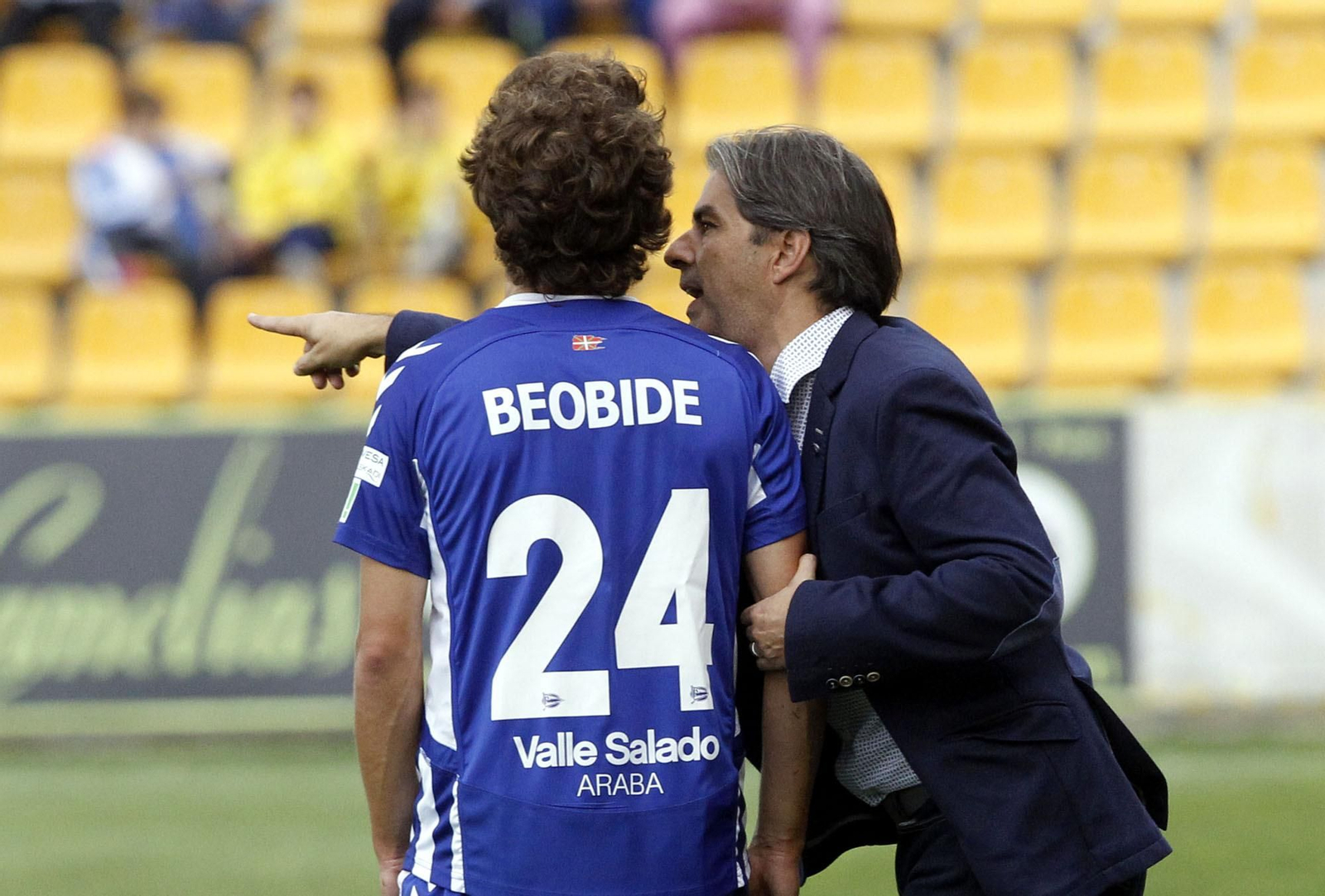 El entonces entrenador del Dépor da instrucciones a un jugador