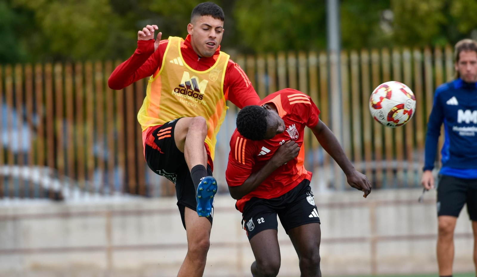 Charaf pugna con Armengol en un entrenamiento en La Granja. Charaf pugna con Armengol en un entrenamiento en La Granja.