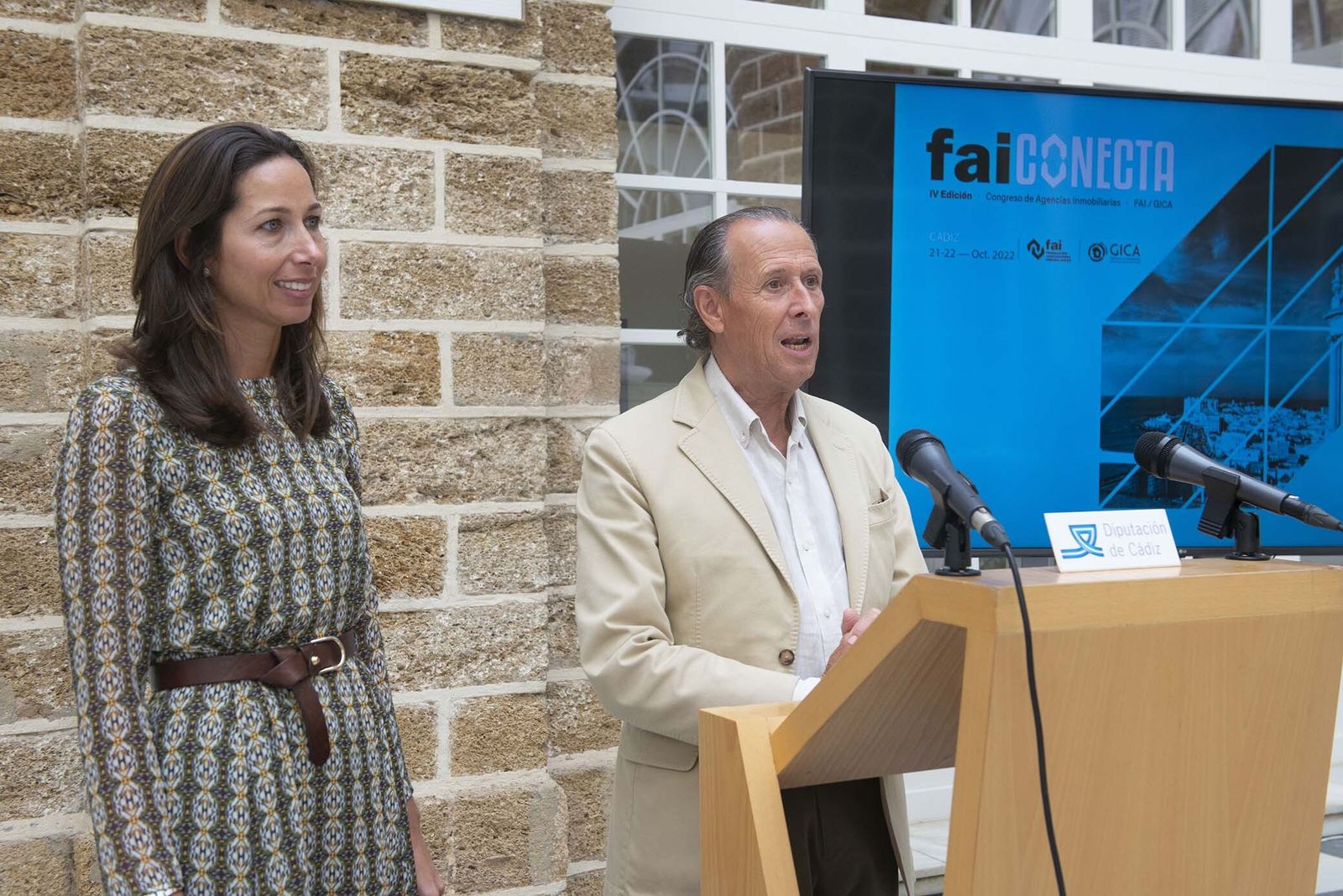 Begoña Gómez y José María Román.