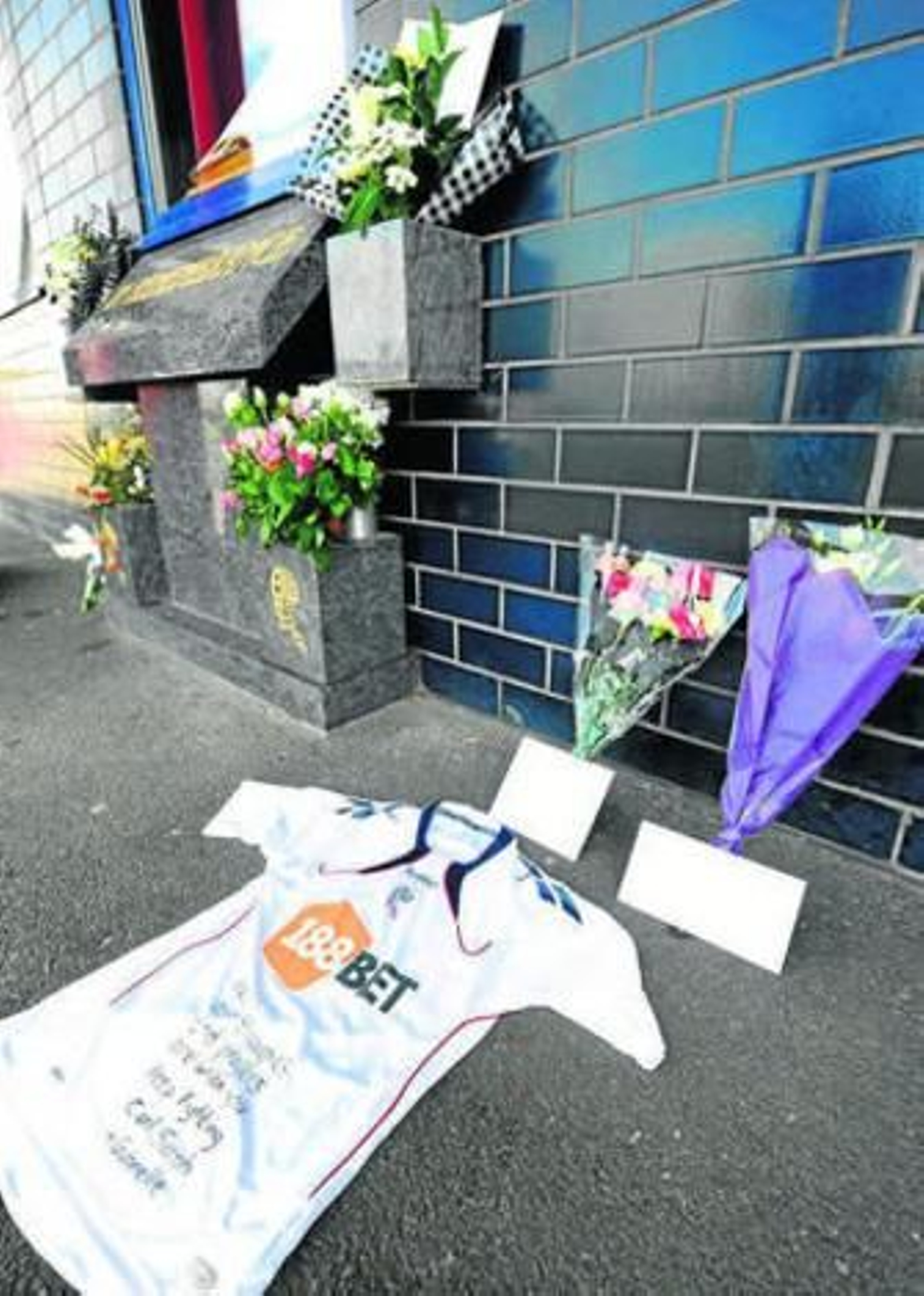Camisetas y flores en apoyo a Muamba, en el estadio del Bolton.