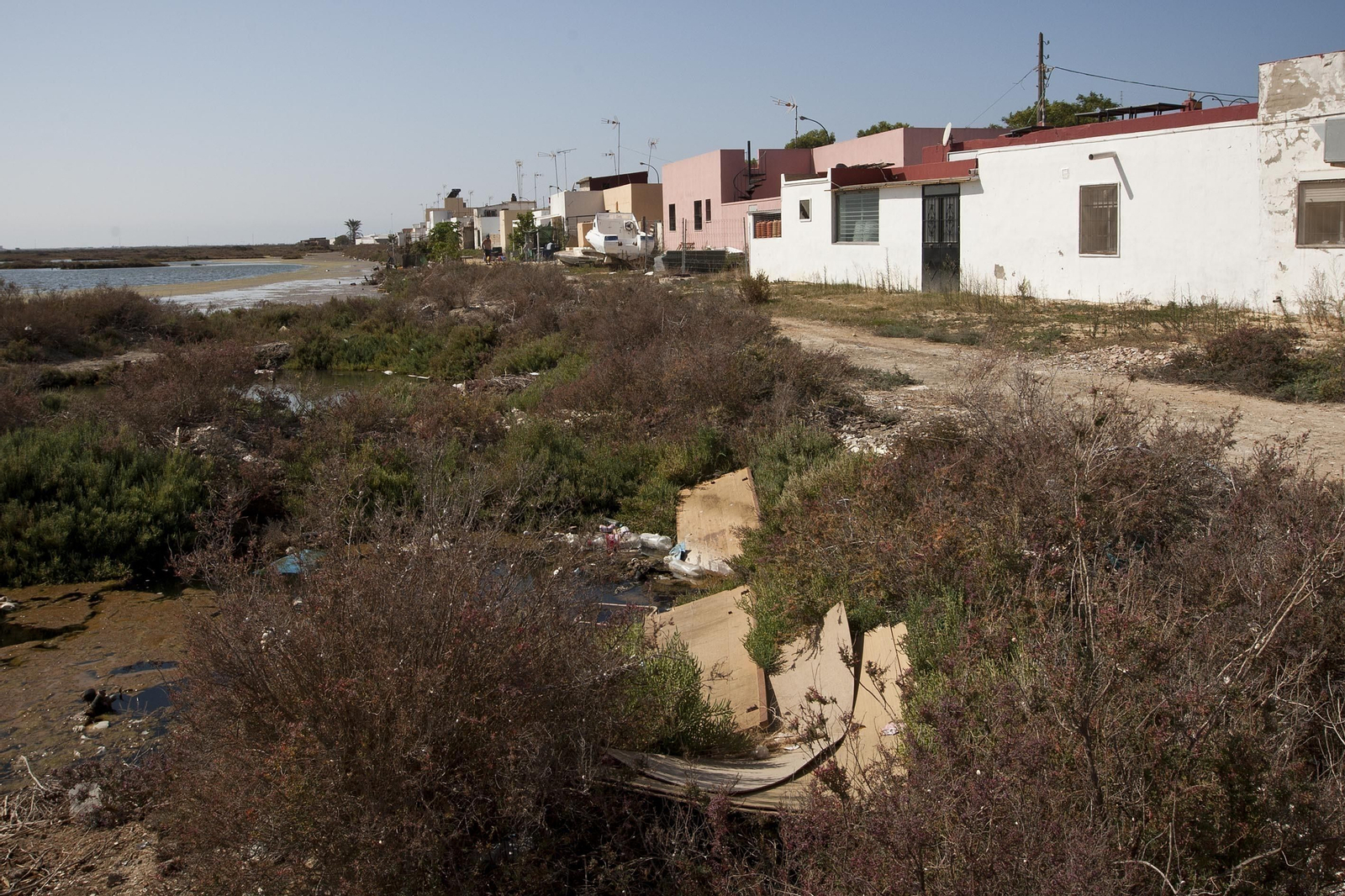 Zona por la que discurrirá el nuevo paseo peatonal que solventará el problema de la trasera de La Almadraba y que se ejcutará con los fondos EDUSI.