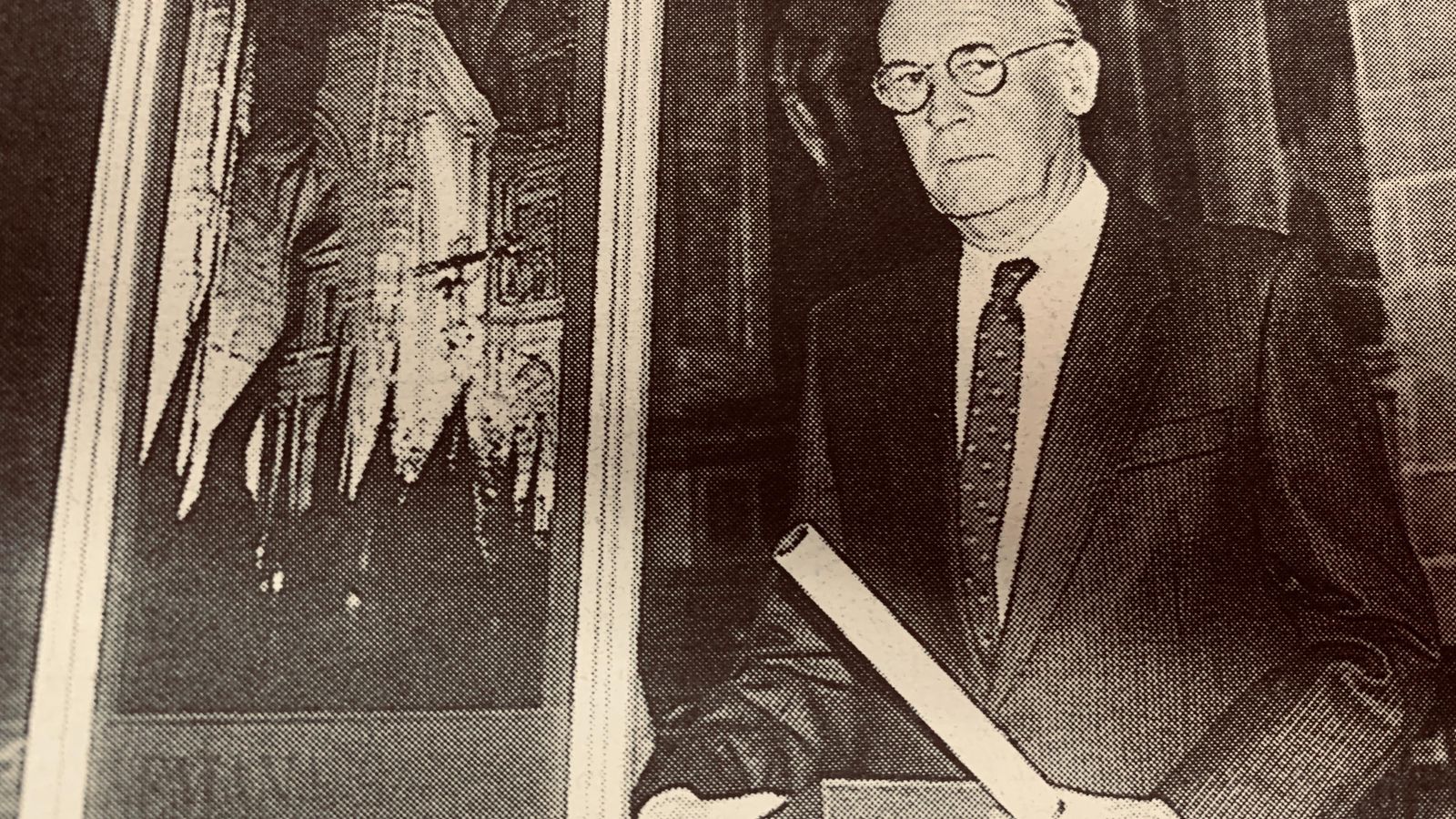 Eduardo Pereiras posando junto al cartel, en su presentación, que firmó en 1995.