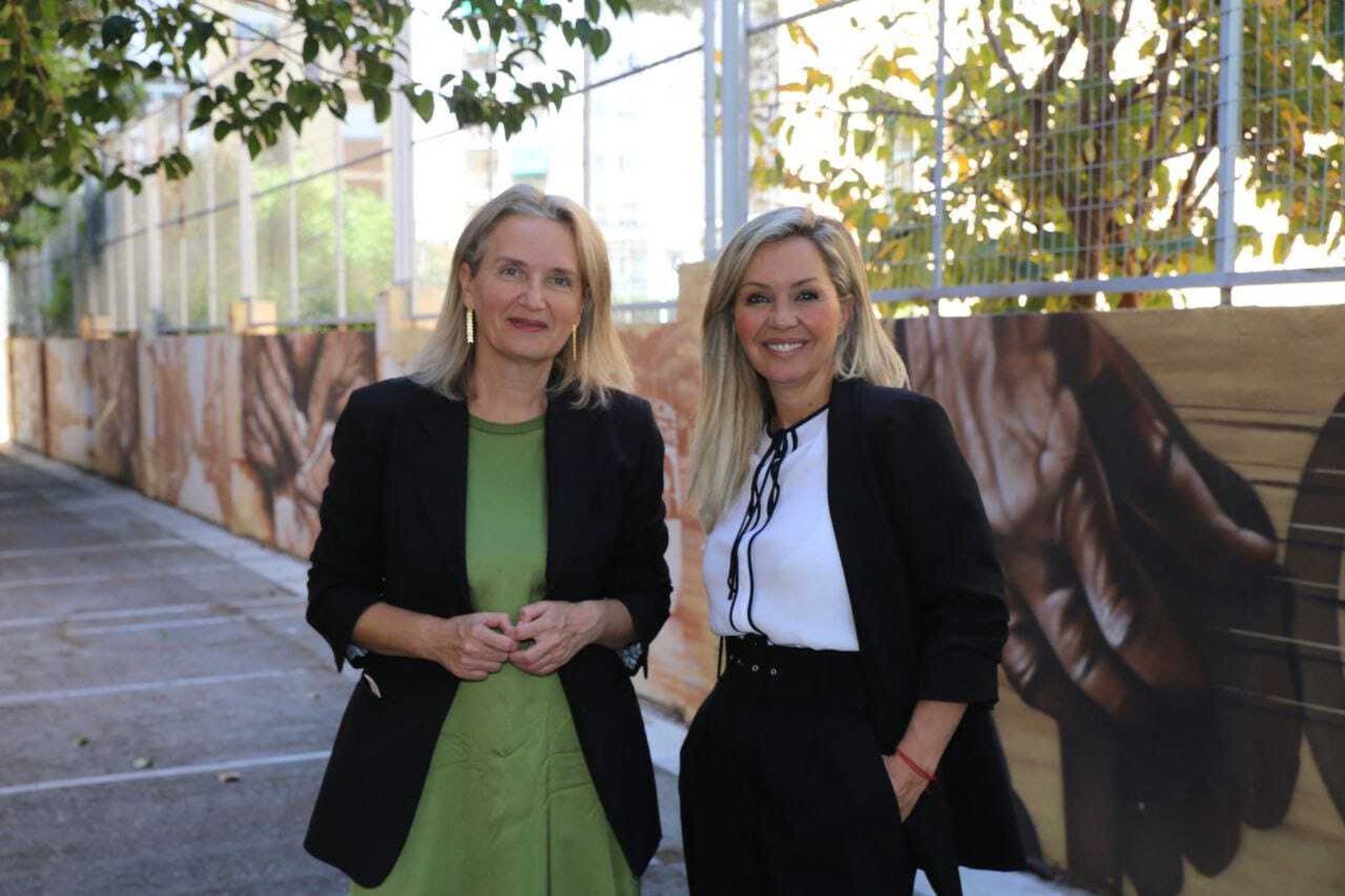 Desconsuelo Ramírez, junto a la  candidata de Ciudadanos, Lola Campos.