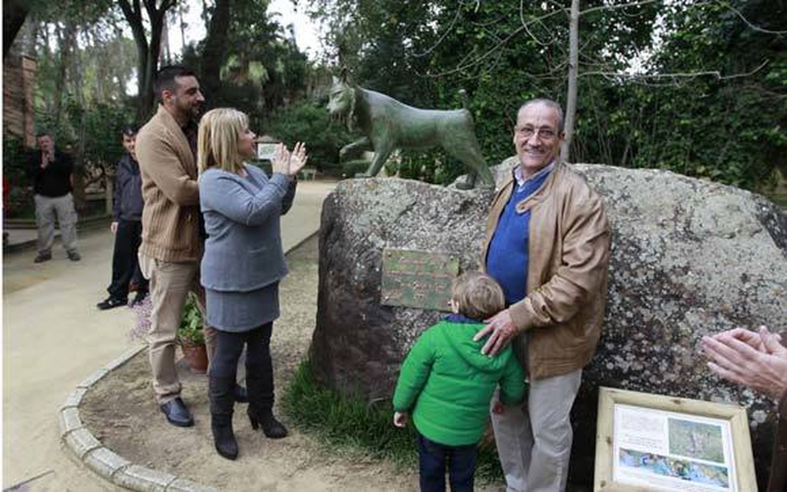 El delegado José Antonio Díaz y la alcaldesa, Mamen Sánchez, ayer junto al escultor Manuel González y su nieto./José Contreras