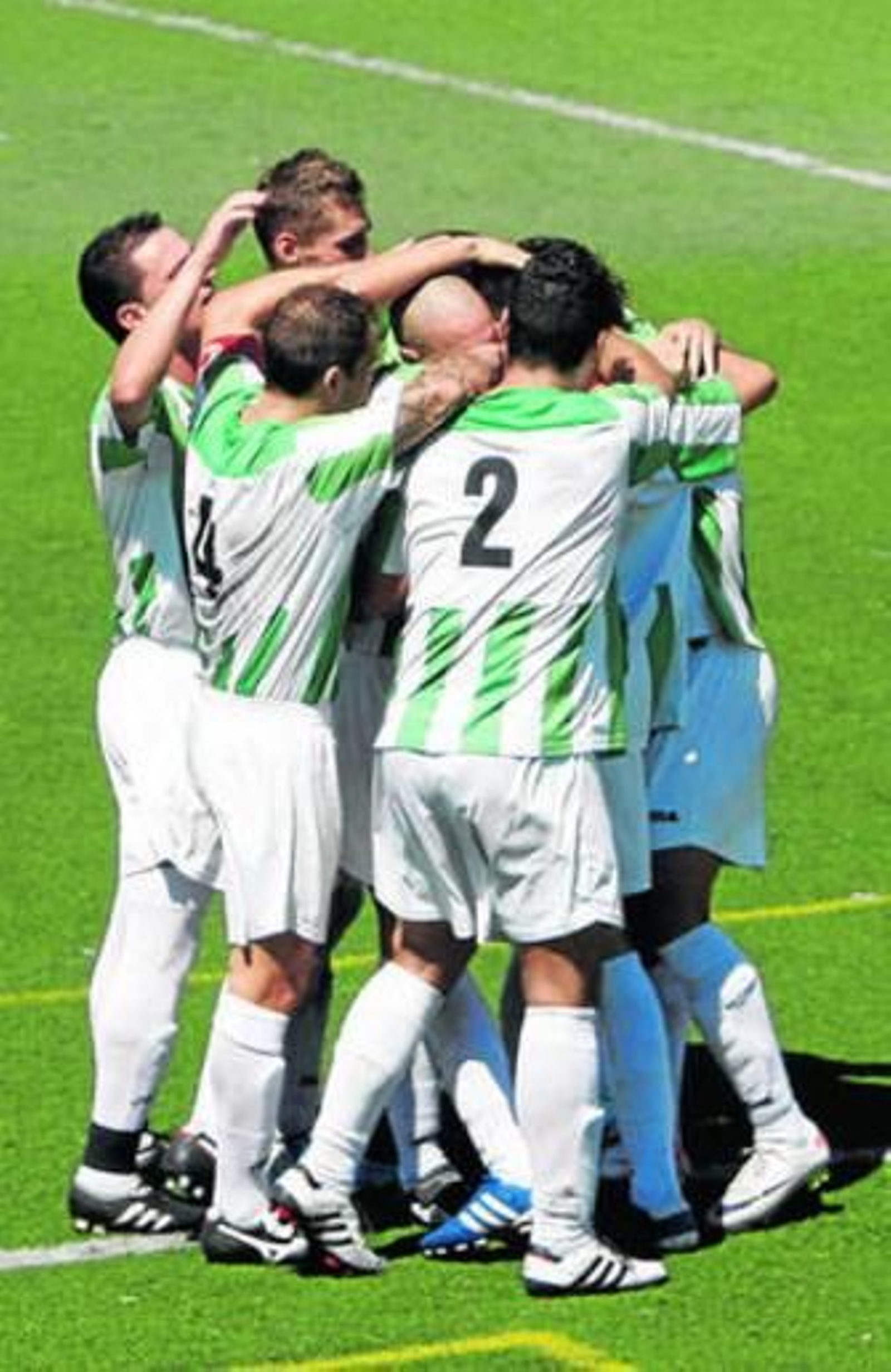 Jugadores del Huércal celebrando un gol.