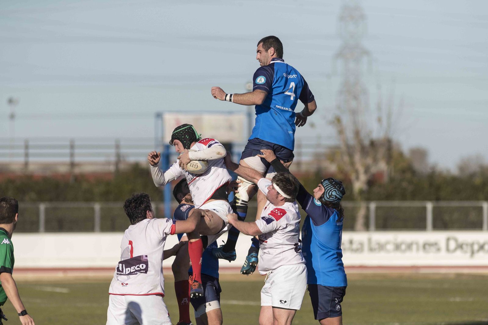 El jugador científico Facundo Padró observa cómo el visitante Pérez de Villegas gana una ‘touch’.