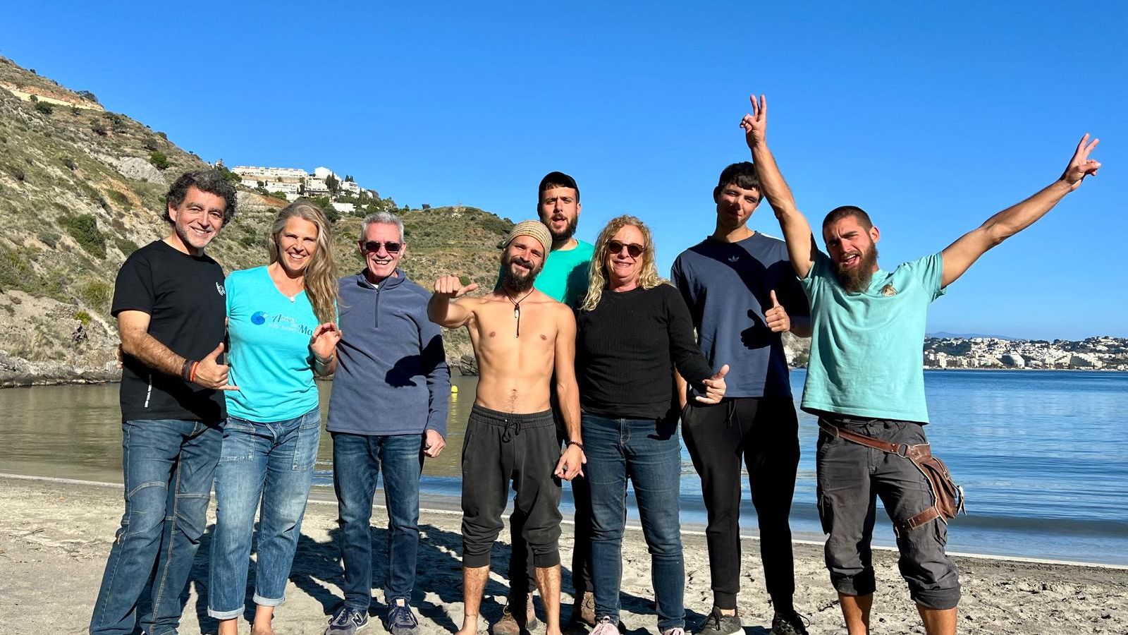 Foto de familia tras la jornada de limpieza en La Herradura