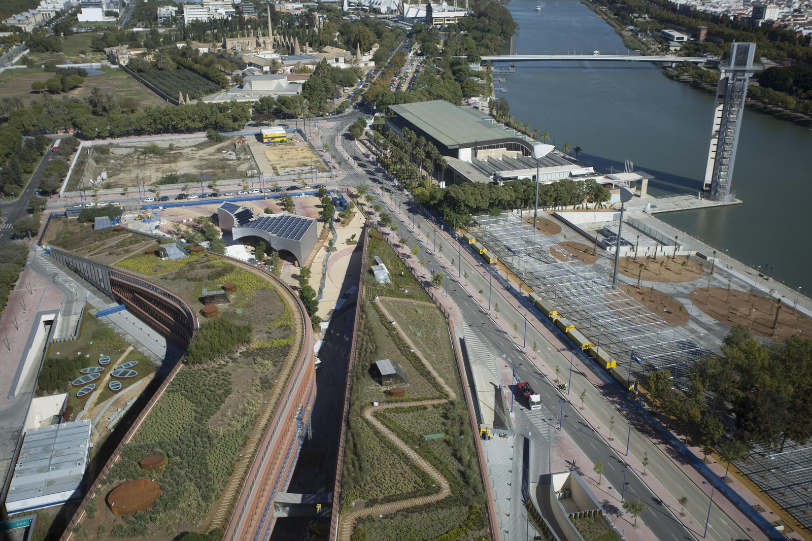 Visita del alcalde a la Torre Sevilla