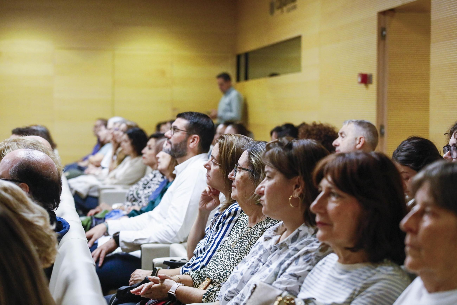 Carmen Mola presenta su libro "El clan" en la Casa de las mariposas de Almería, en imágenes