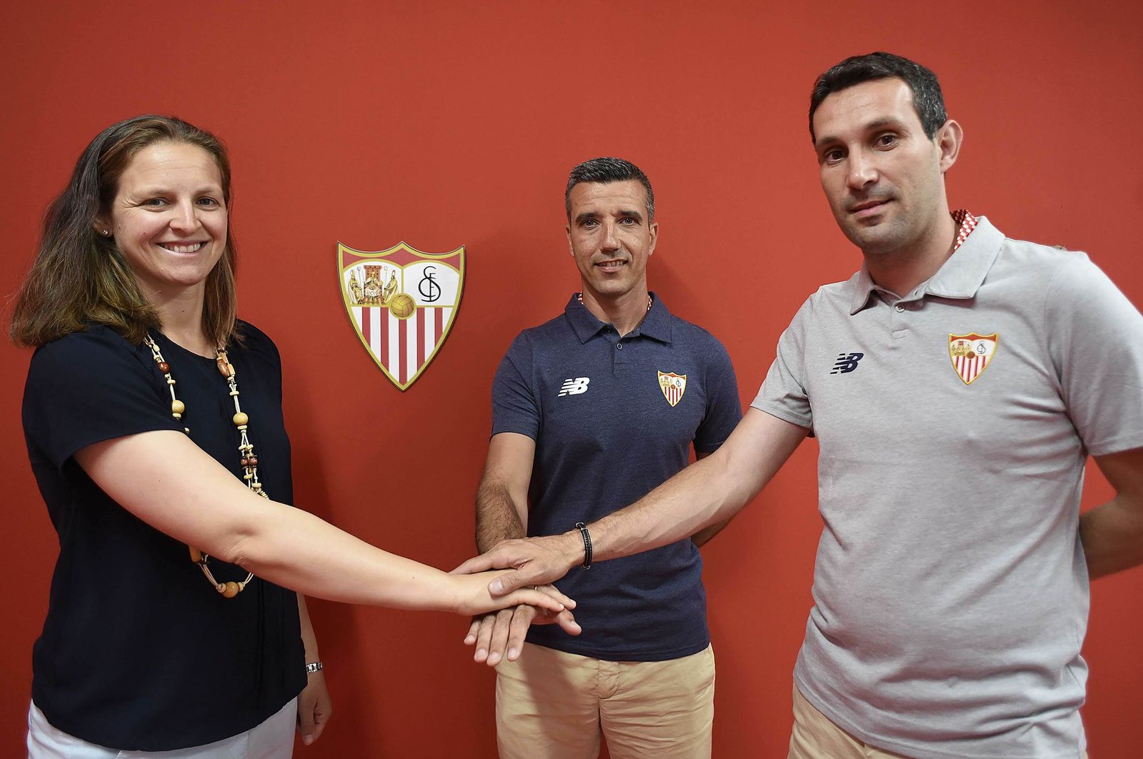 García y Jiménez posan con Amparo Gutiérrez, directora deportiva.
