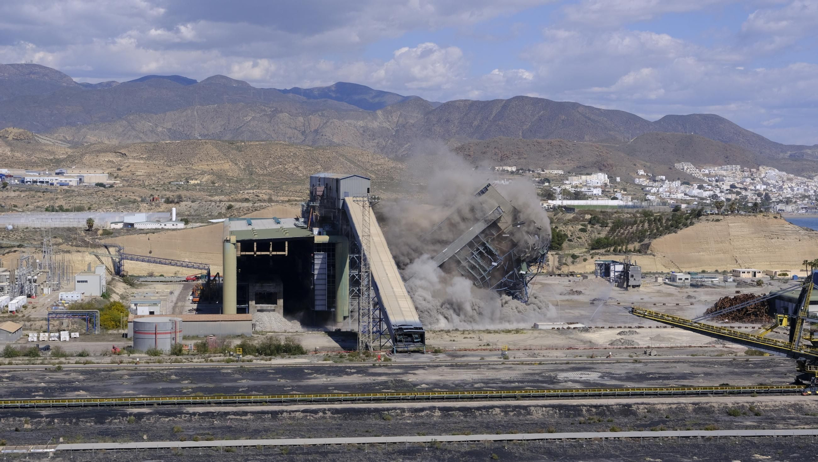 La voladura-demolición de la central térmica de Endesa en Carboneras, en imágenes