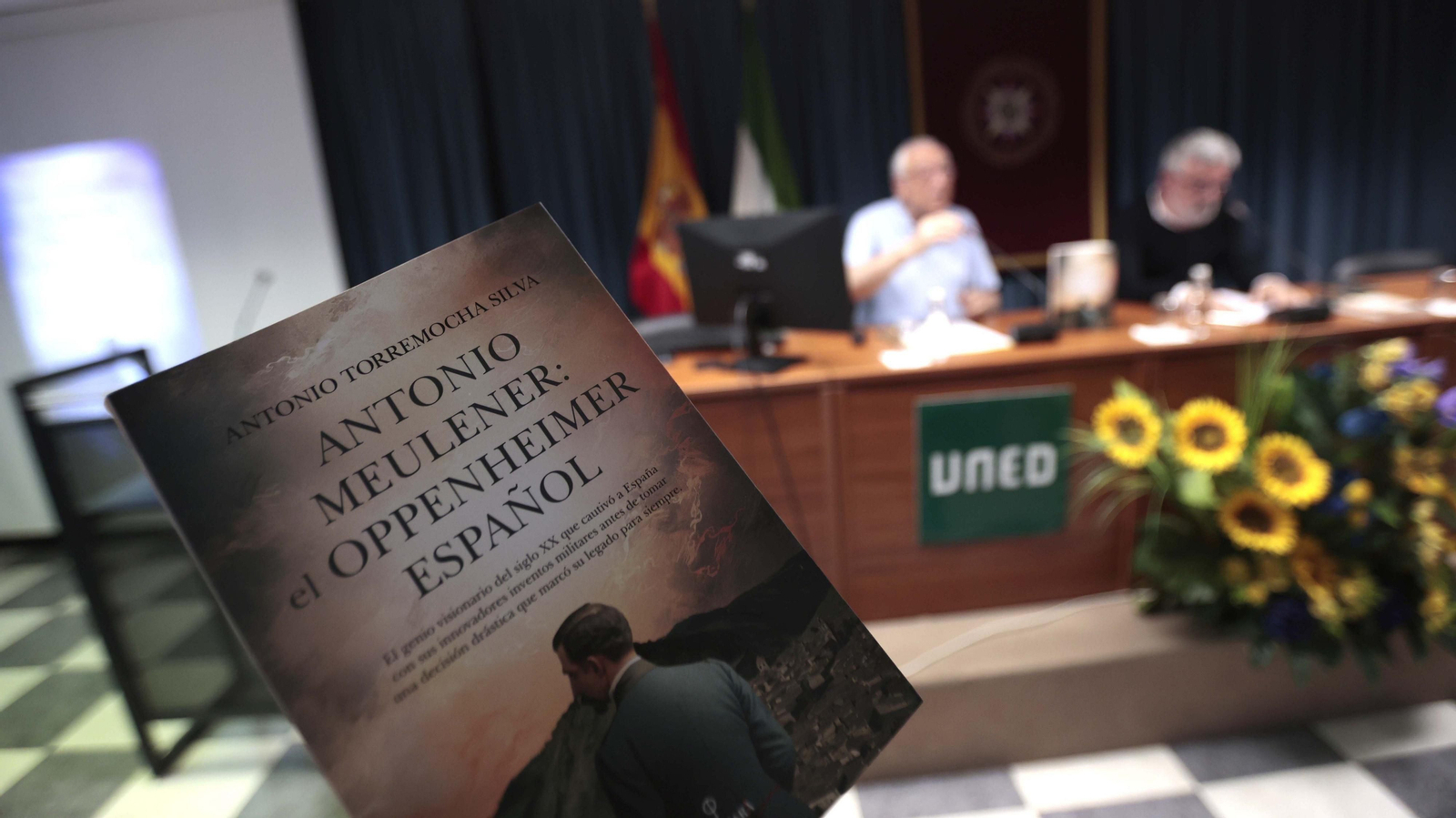 "Fotos de la presentación del libro 'Antonio Meulener: el Oppenheimer español' de Antonio Torremocha"