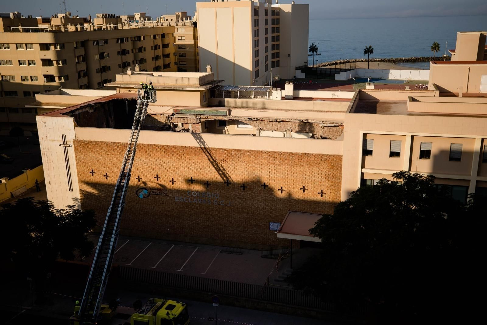 Así ha quedado el techo de la iglesia de Las Esclavas de Cádiz.