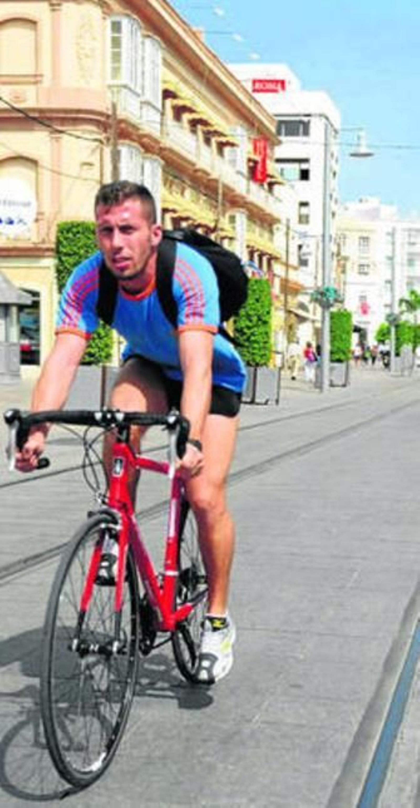 Un ciclista circula, ayer, por la calle Real, ajeno a la prohibición.