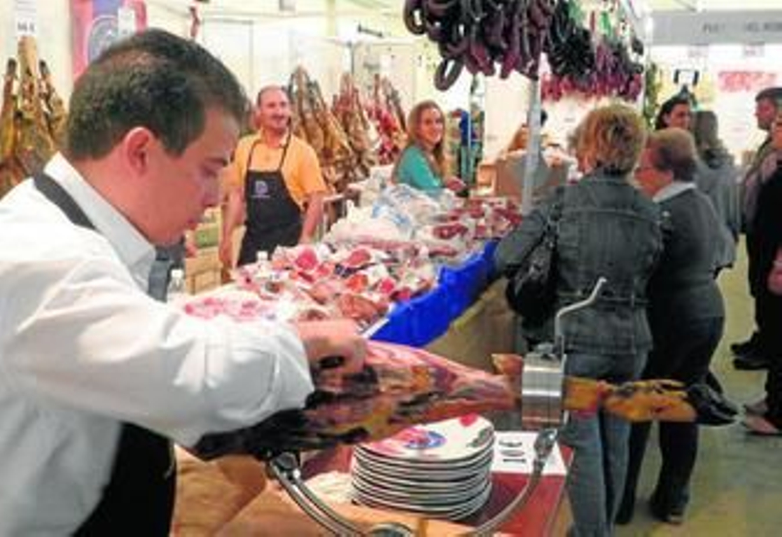Un cortador, en uno de los expositores de la Feria del Jamón del pasado año.