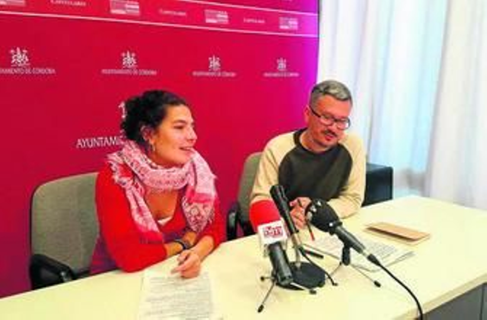 Vicky López y Alberto de los Ríos, en el Ayuntamiento.