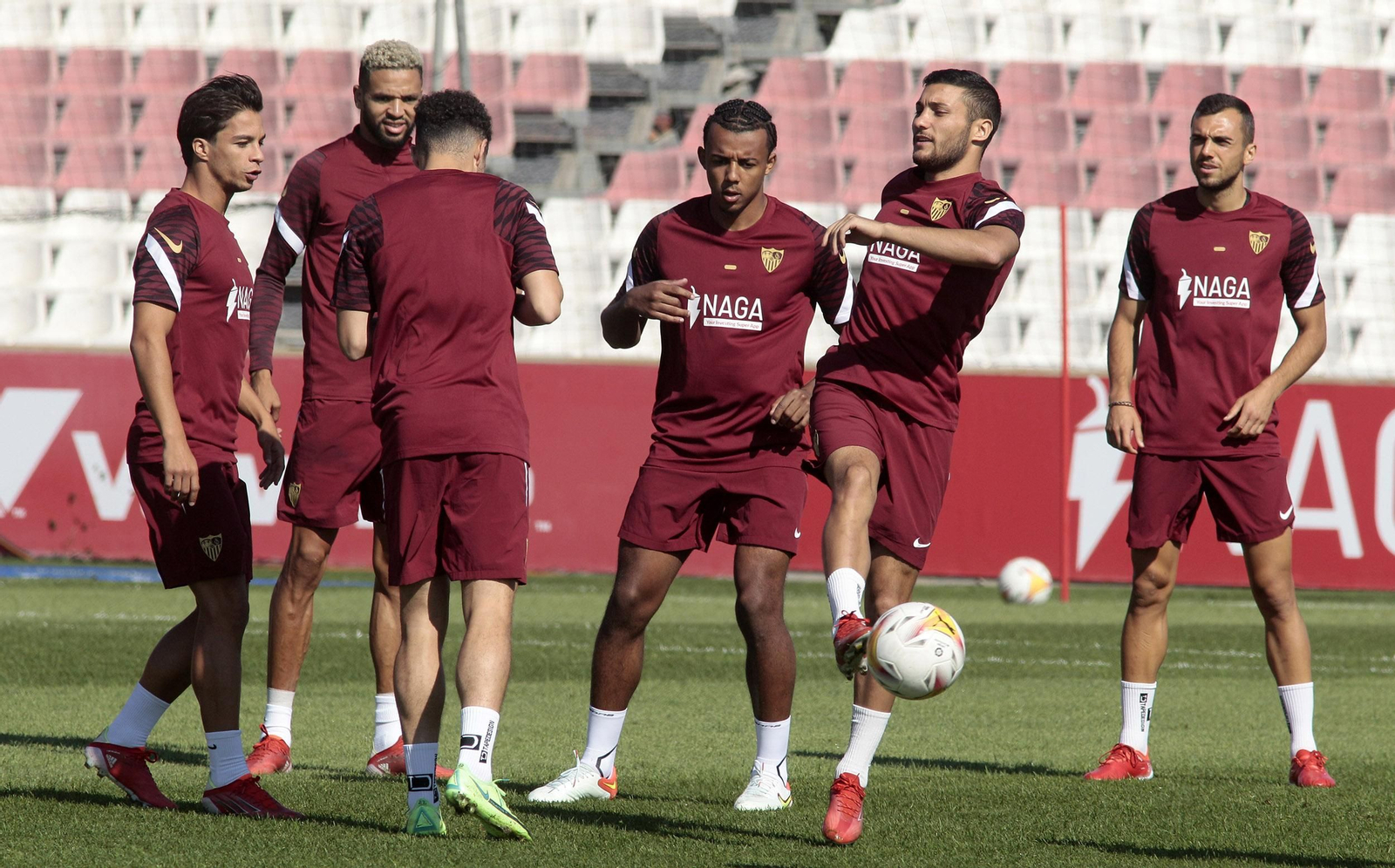Óliver Torres, En-Nesyri, Munir, Koundé, Óscar Rodríguez y Joan Jordán.