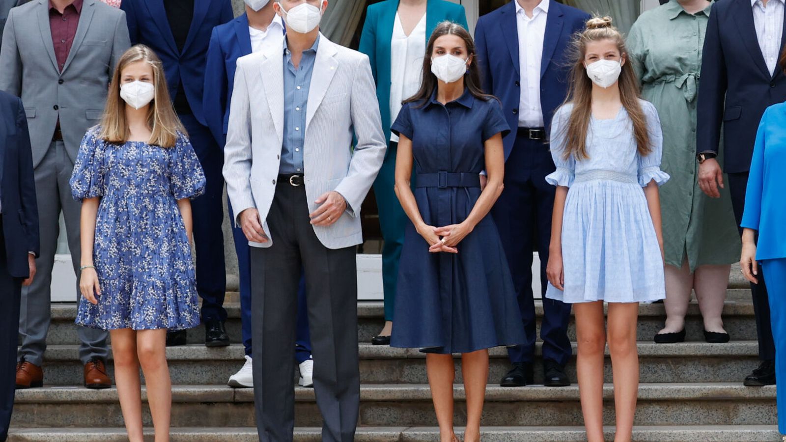 Los Reyes, con sus hijas, en la foto de familia con los galardonados.